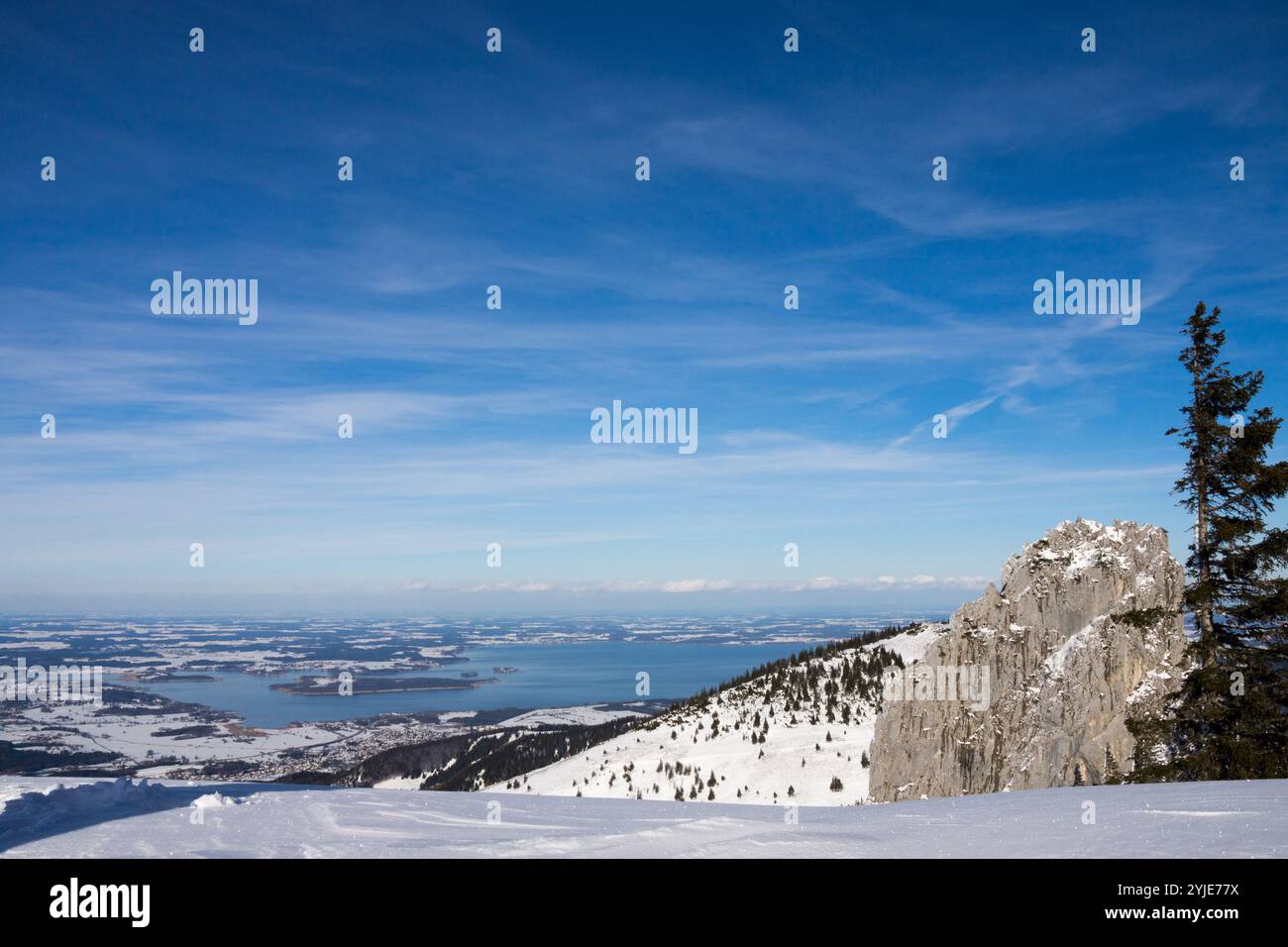 Le Kampenwand est un sommet de 1669 m de haut dans les Alpes de Chiemgau. Sa croix sommitale est la plus grande des Alpes bavaroises et est visible de loin. Po Banque D'Images