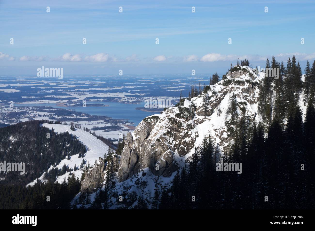 Le Kampenwand est un sommet de 1669 m de haut dans les Alpes de Chiemgau. Sa croix sommitale est la plus grande des Alpes bavaroises et est visible de loin. Po Banque D'Images