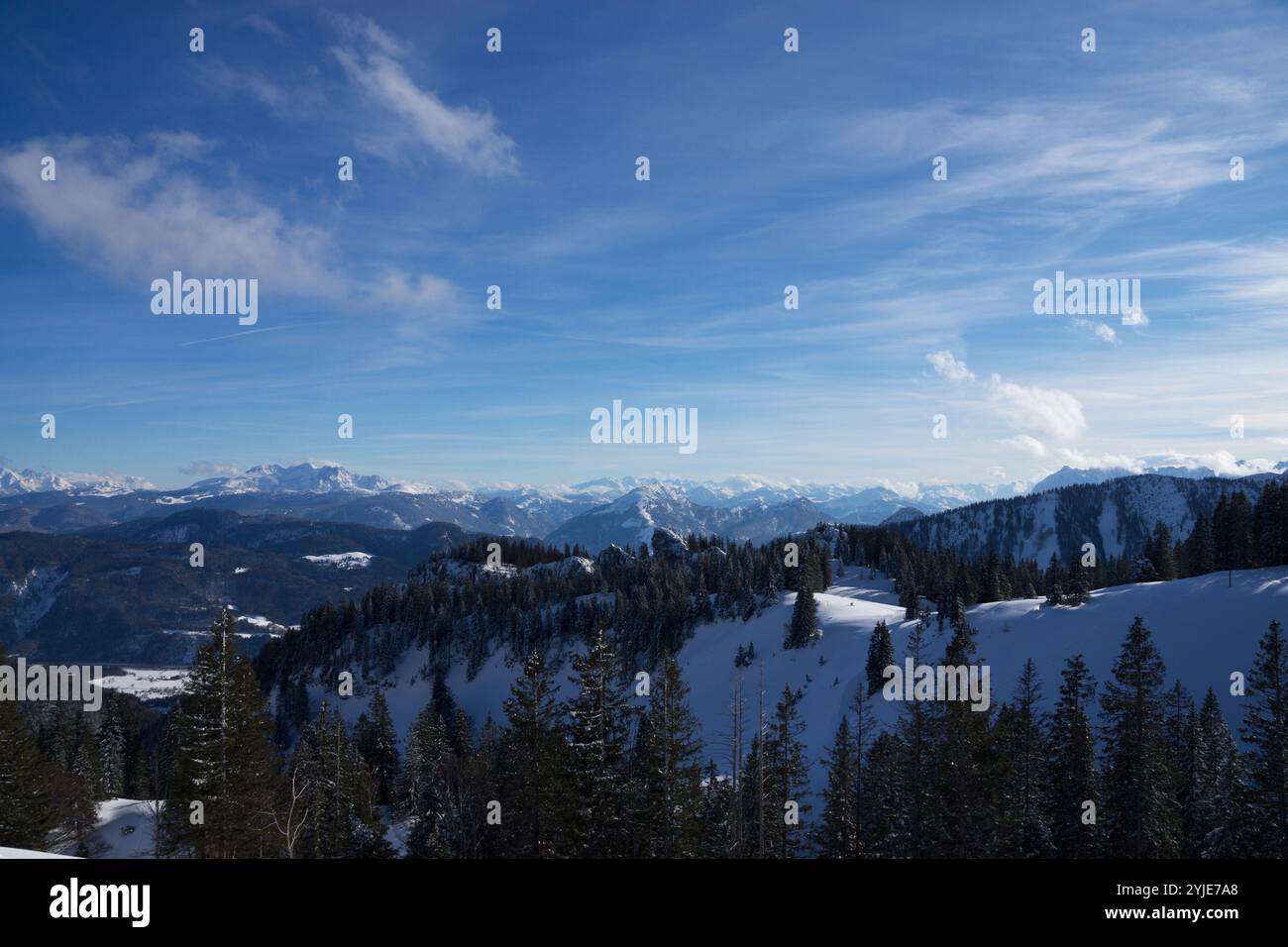 Le Kampenwand est un sommet de 1669 m de haut dans les Alpes de Chiemgau. Sa croix sommitale est la plus grande des Alpes bavaroises et est visible de loin. Po Banque D'Images