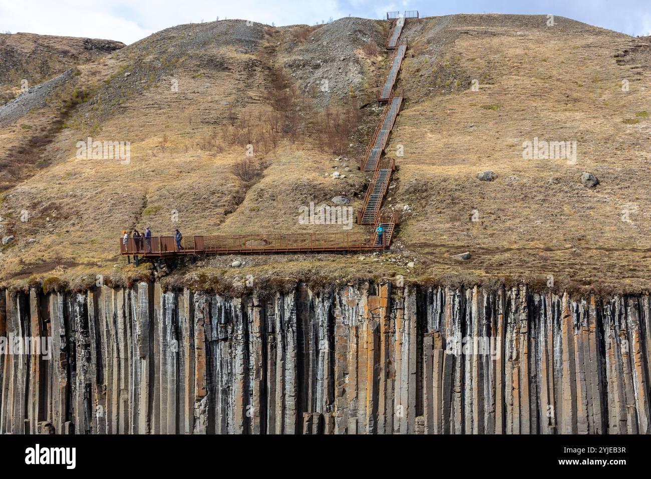 Terrasse d'observation dans Studlagil Canyon (le canyon basalte) vue sur la colline herbeuse avec des colonnes de basalte verticales, Islande, les gens sur le point de vue. Banque D'Images