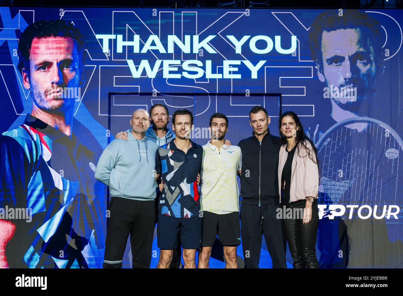 Turin, Italie. 14 novembre 2024. Wesley Koolhof (C), des pays-Bas, pose pour une photo avec son partenaire Nikola Mektic, de Croatie, et son équipe après le match de double tournoi à la ronde contre Harri Heliovaara, de Finlande, et Henry Patten, de Grande-Bretagne, lors de la cinquième journée des finales ATP Nitto. Wesley Koolhof annonce que la saison de tennis 2024 sera la dernière de sa carrière. Crédit : Nicolò Campo/Alamy Live News Banque D'Images