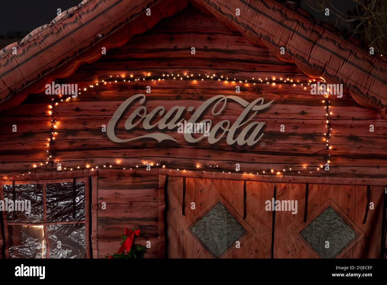 Maison du Père Noël avec signe Coca-Cola, arrivée du camion de Noël le jour de Noël ; Autriche, Vienne, 5 décembre 2023. Banque D'Images