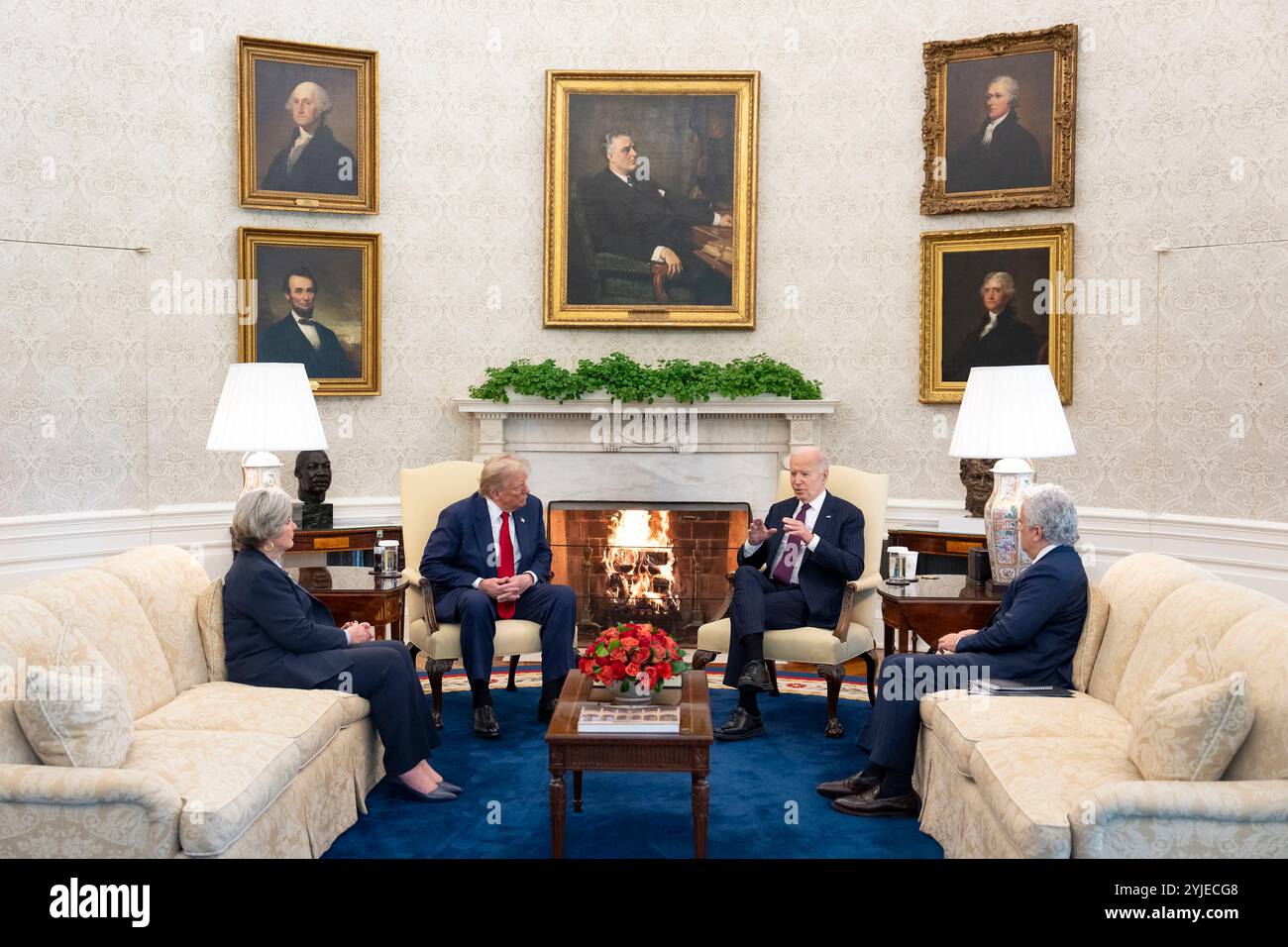 Washington, États-Unis. 13 novembre 2024. U. Le président Joe Biden, 2e à droite, s’entretient avec le président élu Donald Trump, 2e à gauche, la future chef de cabinet Susie Wiles, à gauche, et l’actuel chef de cabinet Jeff Zients, à droite, lors d’une réunion de transition au Bureau ovale de la Maison Blanche, le 13 novembre 2024, à Washington, DC crédit : Adam Schultz/White House photo/Alamy Live News Banque D'Images