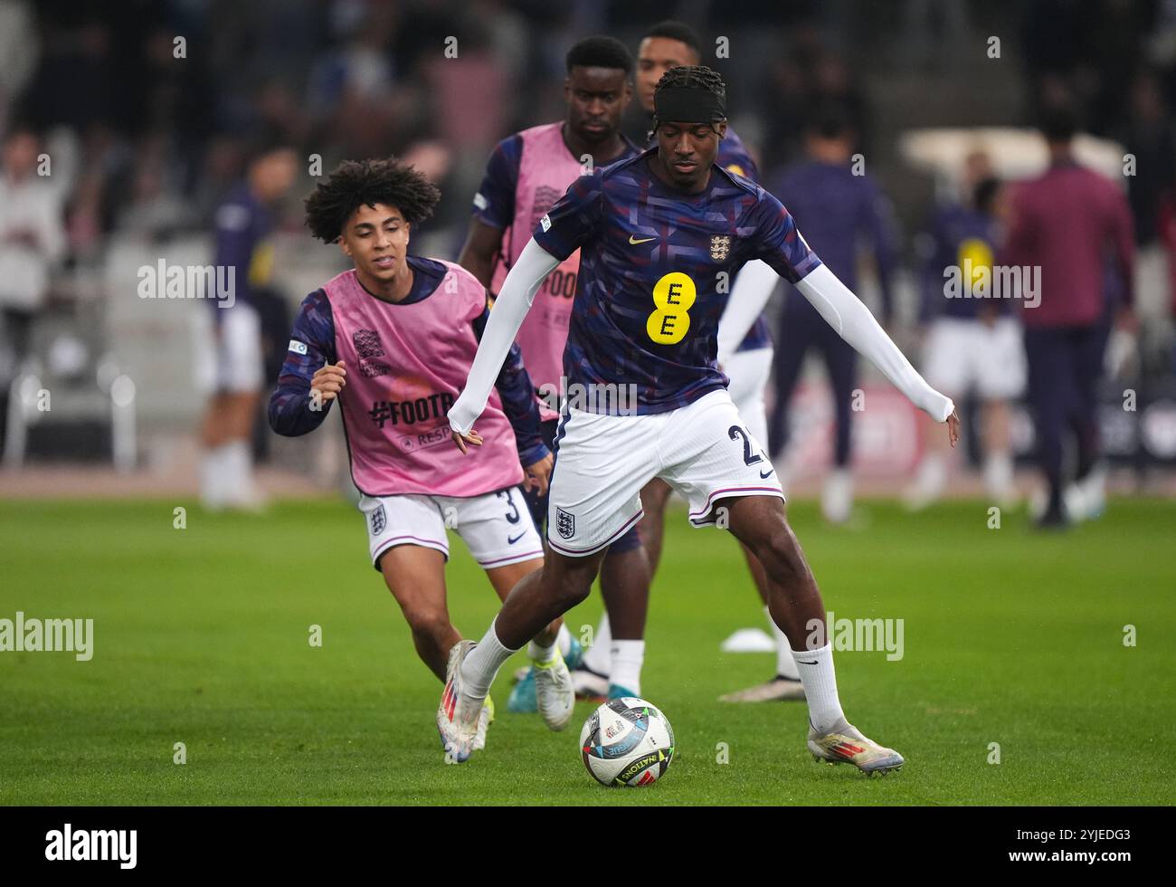 Rico Lewis (à gauche) et Noni Madueke s'échauffent avant le match du Groupe B2 de l'UEFA Nations League au stade olympique d'Athènes en Grèce. Date de la photo : jeudi 14 novembre 2024. Banque D'Images