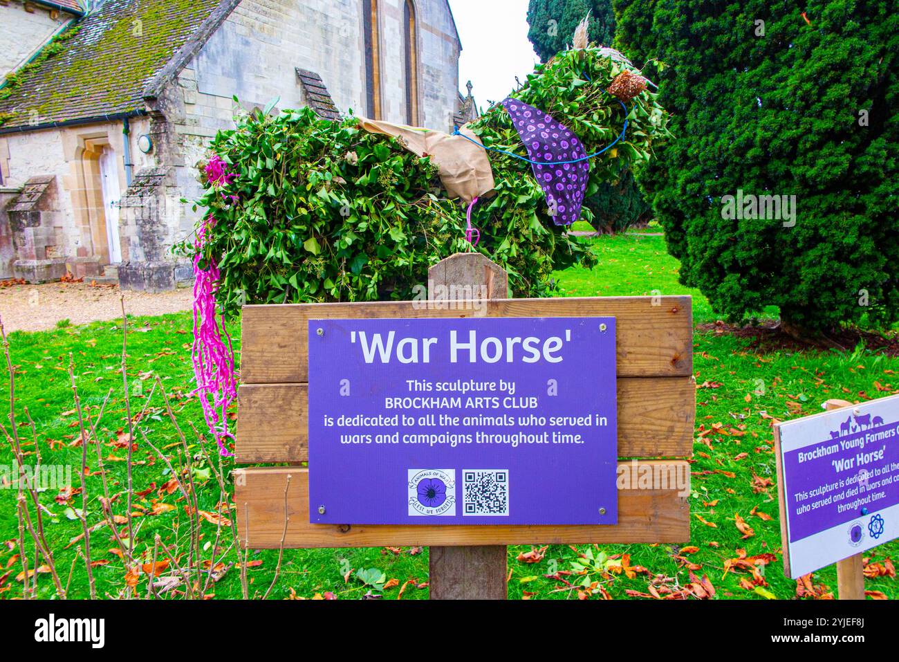 Sculpture topiaire pour reconnaître les animaux qui ont servi et sont morts à la guerre pour le dimanche du souvenir dans le village de Brockham, Surrey Banque D'Images