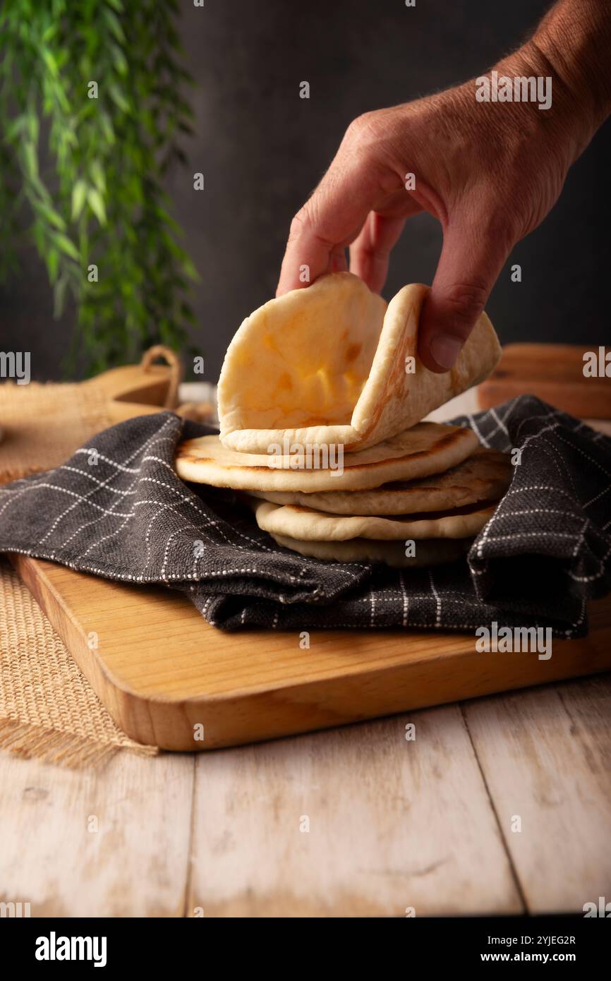 Bazlama. Pain plat turc dont les principaux ingrédients sont la farine de blé, la levure, l'eau et le sel, recette maison délicieuse et polyvalente très populaire dans le Banque D'Images