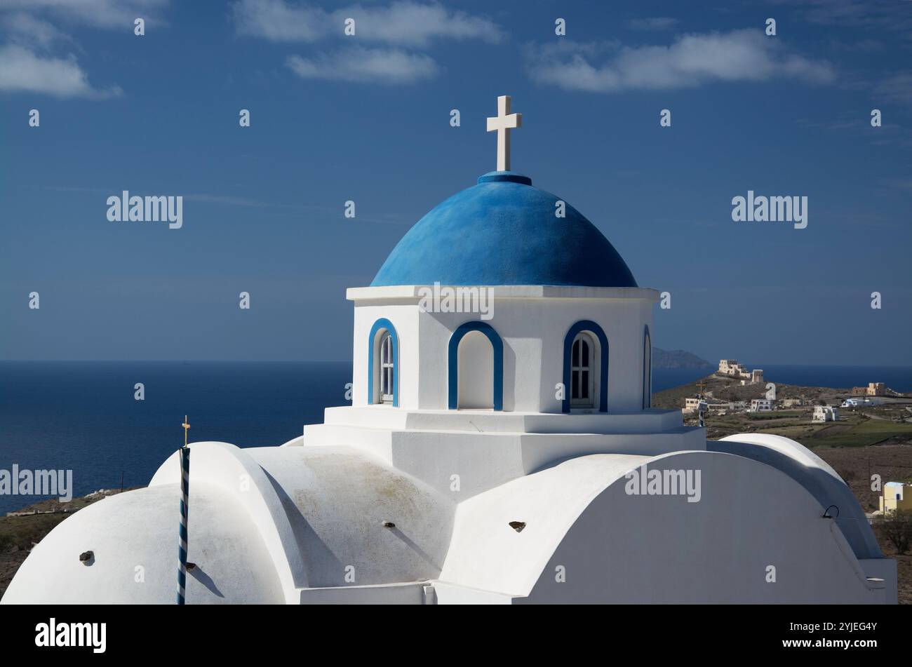 Église sur l'île de Thira, ou Thera, sur l'archipel grec de Santorin dans les Cyclades., Kirche auf der Insel Thira, oder Thera, auf dem giech Banque D'Images