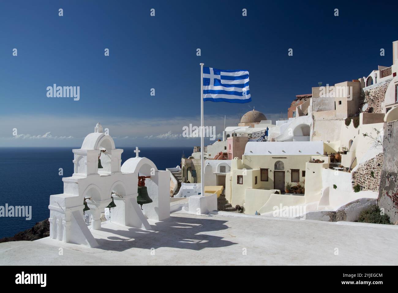 Oia sur l'île de Thira, ou Thera, est une petite ville sur l'archipel grec de Santorin dans les Cyclades., Oia auf der Insel Thira, oder Thera, ist Banque D'Images