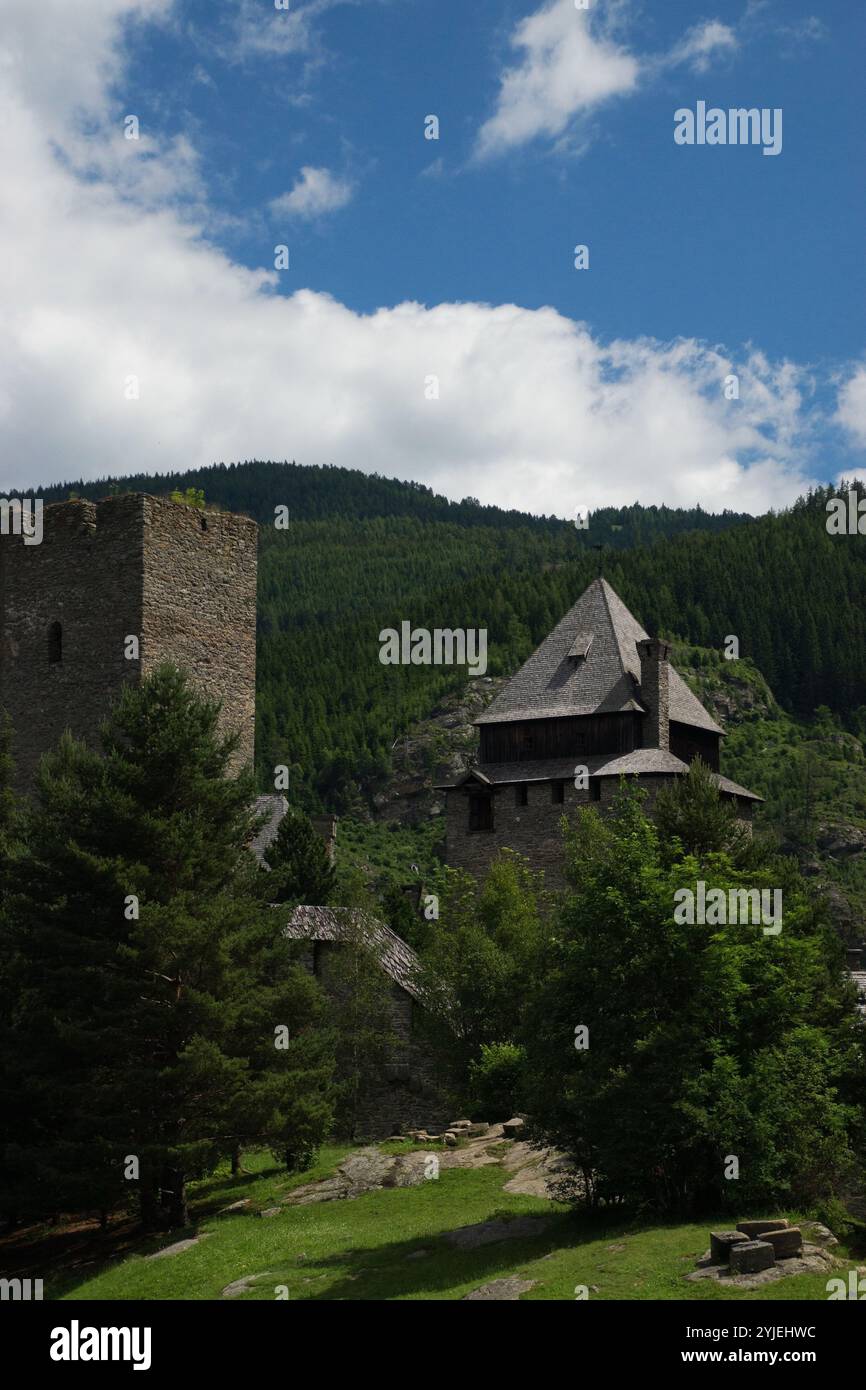 Le château de Finstergrün est le point de repère de la municipalité de Ramingstein, près de Tamsweg, à Lungau, Autriche, Die Burg Finstergrün ist das Wahrzei Banque D'Images