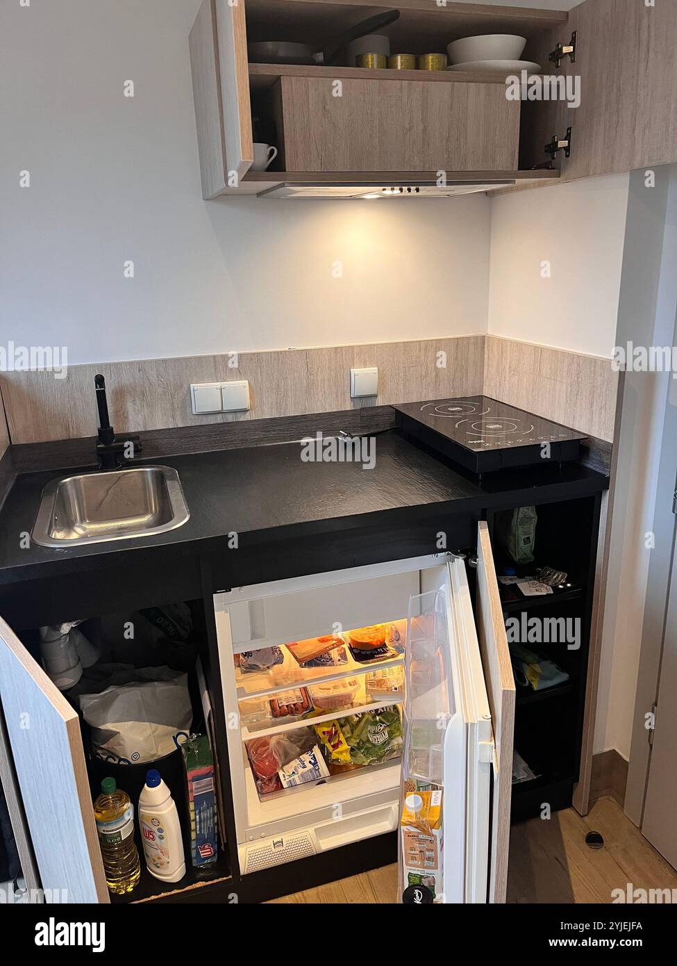 Intérieur de cuisine d'hébergement étudiant et petit réfrigérateur entièrement chargé Banque D'Images