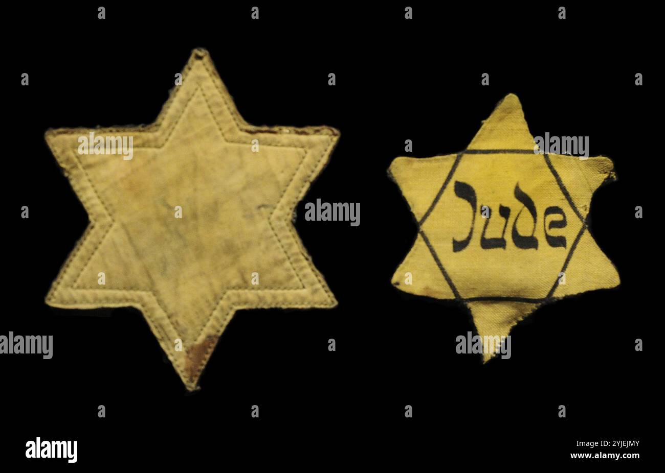 Étoile jaune que les Juifs ont été forcés de porter pendant l'Holocauste. Le nazisme a mis en œuvre l'identification juive entre 1939 et 1945, avant la déportation des Juifs vers des ghettos et des camps d'extermination en Europe de l'est occupée par les Allemands. Musée letton de la guerre. Riga. Lettonie. Banque D'Images