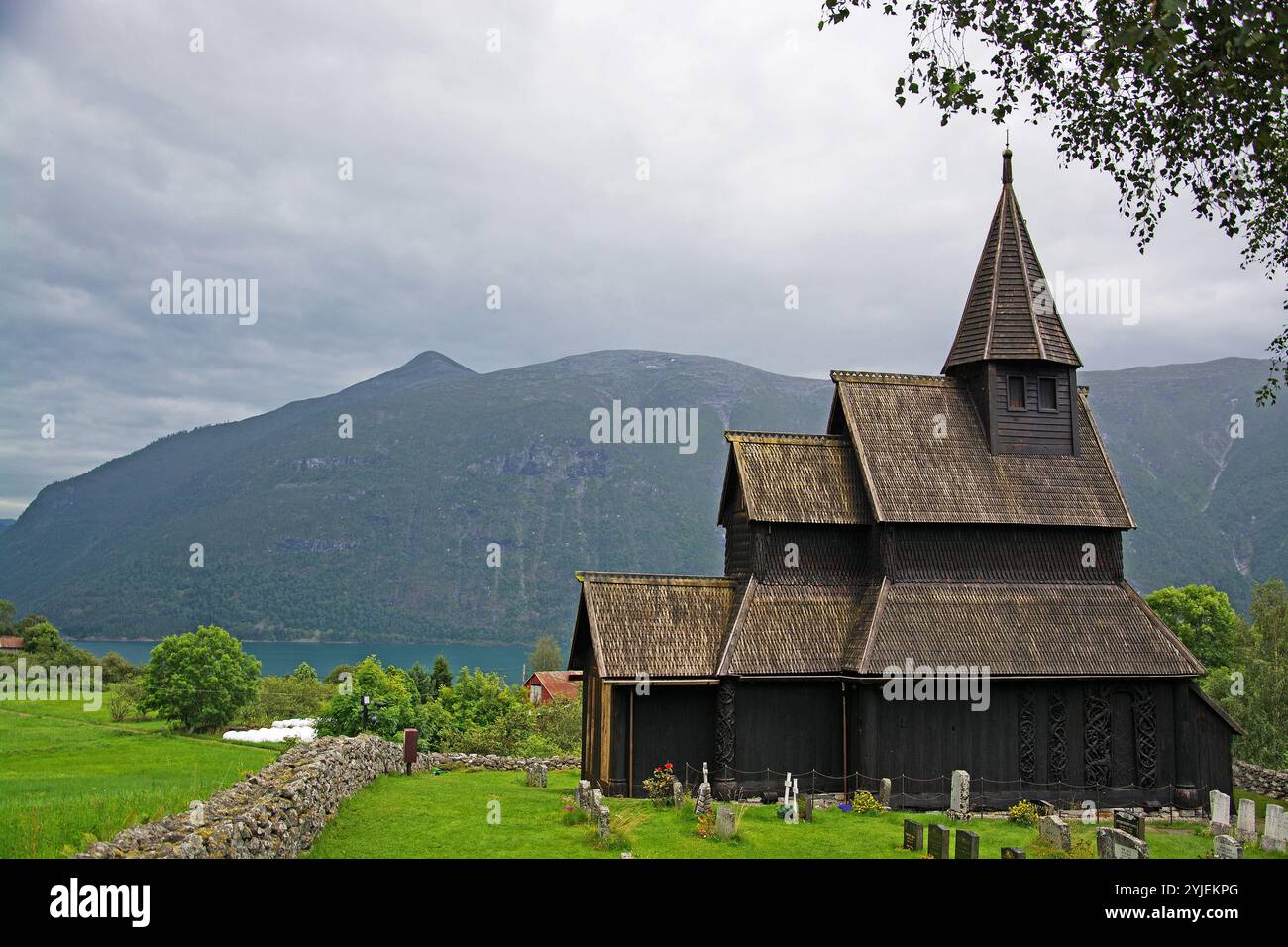 L'église de la stave dans le village d'Ornes (urnes Stavkyrkje) est la plus ancienne des 28 églises de la stave encore en existence en Norvège., Die Stabkirche im Or Banque D'Images