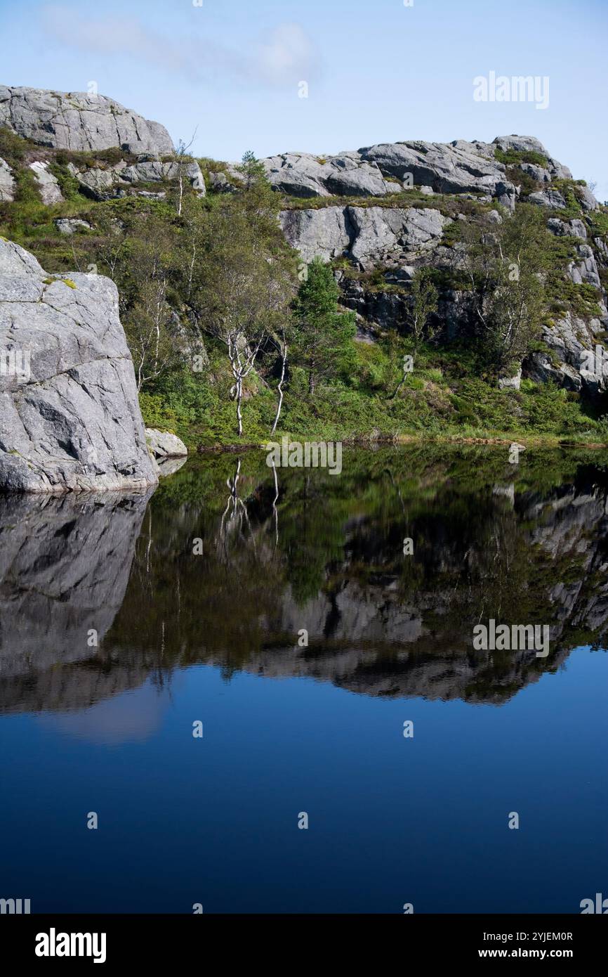 Le chemin de 4 kilomètres de long vers Preikestolen ou Prekestolen mène à travers les montagnes., Der 4 kilomètres lange Weg zum Preikestolen oder Prekestolen füh Banque D'Images