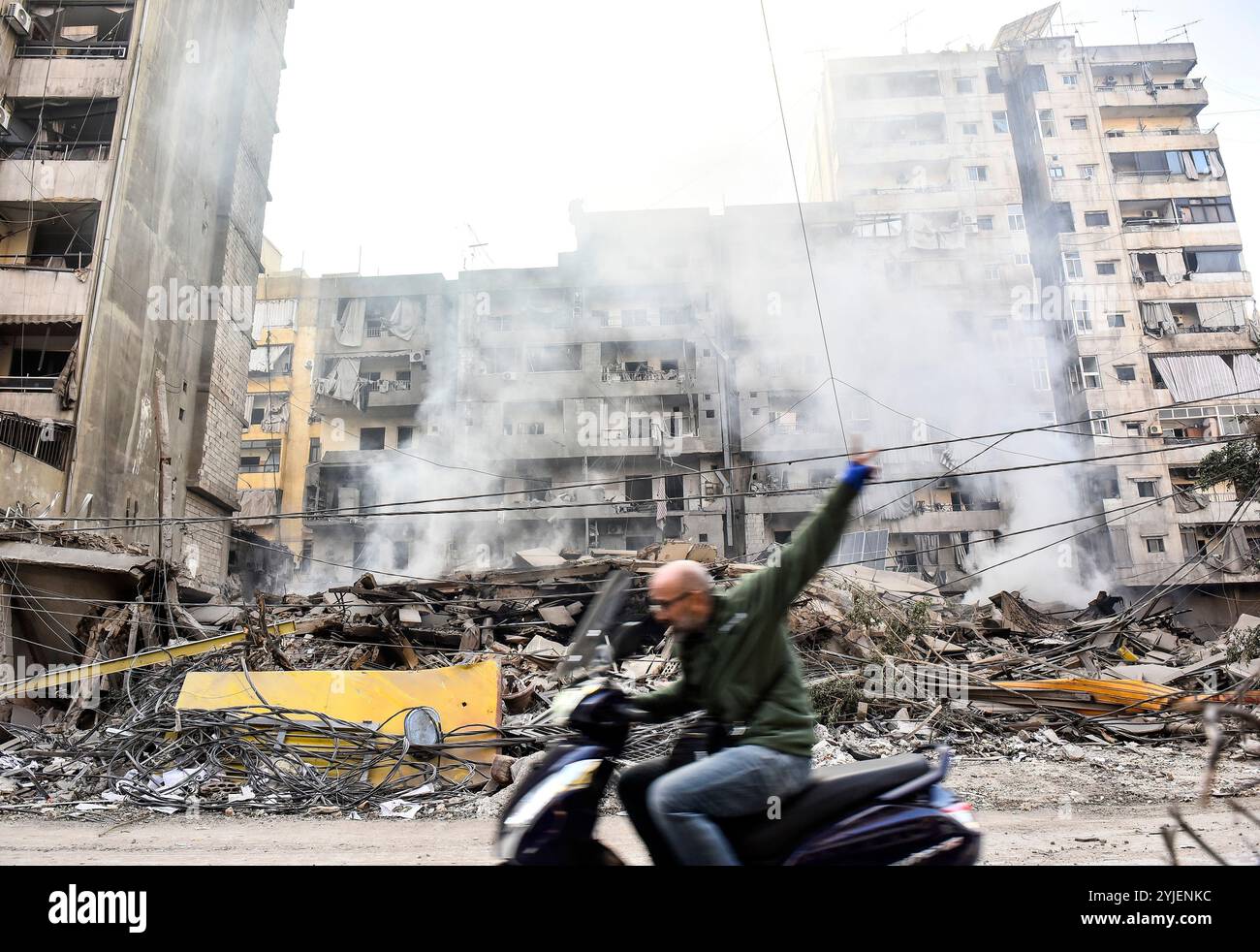 Beyrouth, Liban. 14 novembre 2024. Homme à moto à côté des débris brûlants sur le site des frappes aériennes israéliennes qui ont ciblé le quartier de la banlieue sud de Beyrouth, Liban, jeudi 14 novembre 2024. Une série de frappes aériennes a frappé la banlieue sud de Beyrouth aujourd'hui, au moins 3 365 personnes ont été tuées et 14 344 blessées dans les attaques israéliennes contre le Liban depuis le début de la guerre contre Gaza en octobre dernier. Photo de Fadel Itani/UPI crédit : UPI/Alamy Live News Banque D'Images