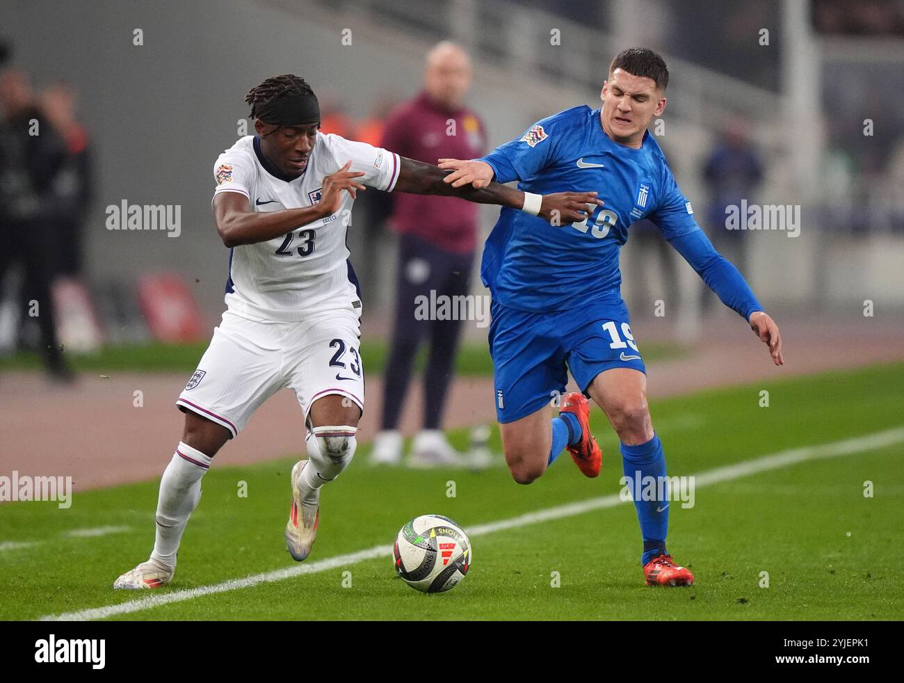 L'anglaise Noni Madueke (à gauche) et le grec Christos Tzolis s'affrontent pour le ballon lors du match du Groupe B2 de l'UEFA Nations League au stade olympique d'Athènes en Grèce. Date de la photo : jeudi 14 novembre 2024. Banque D'Images