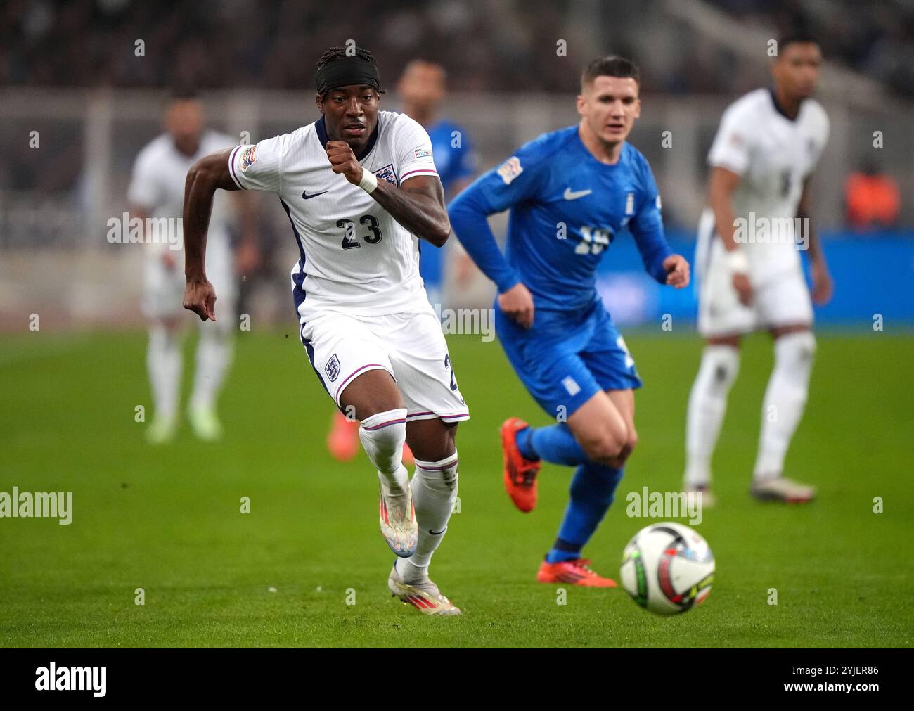 L'anglaise Noni Madueke (à gauche) et le grec Christos Tzolis en action lors du match du Groupe B2 de l'UEFA Nations League au stade olympique d'Athènes en Grèce. Date de la photo : jeudi 14 novembre 2024. Banque D'Images