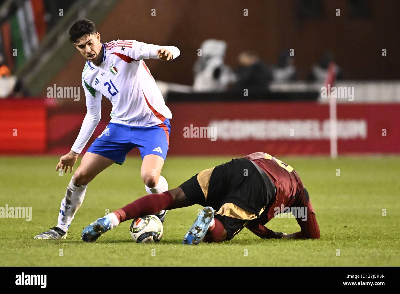 Bruxelles, Belgique. 14 novembre 2024. L'Italien Alessandro Bastoni et le belge Romelu Lukaku se battent pour le ballon lors d'un match de football entre l'équipe nationale belge de football Red Devils et l'Italie, match 5 (sur 6) dans la Ligue A Groupe 2 de l'UEFA Nations League 2025, jeudi 14 novembre 2024 à Bruxelles. BELGA PHOTO DIRK WAEM crédit : Belga News Agency/Alamy Live News Banque D'Images