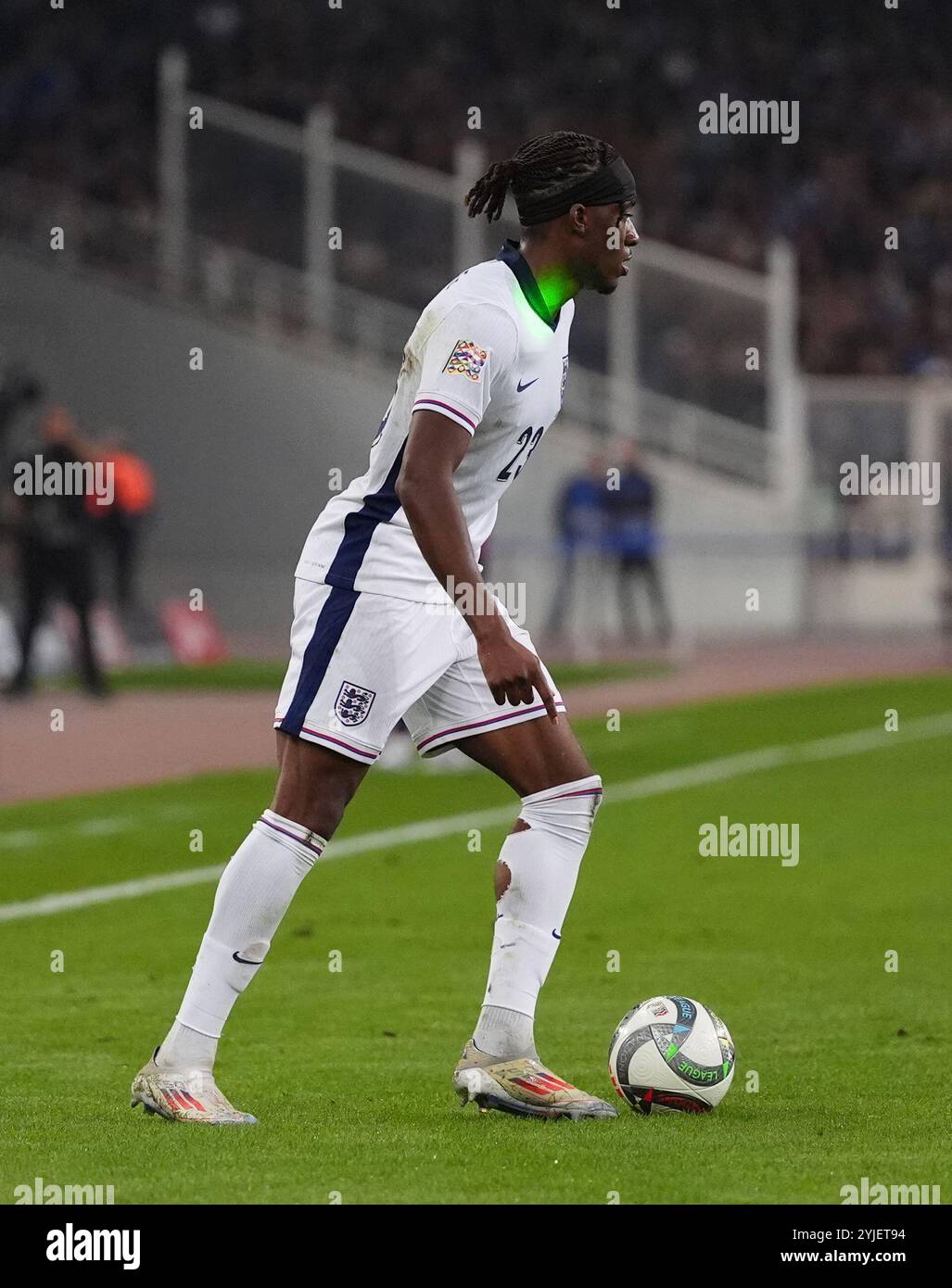Un laser vert a été braqué sur l'anglaise Noni Madueke par les supporters grecs lors du match du Groupe B2 de l'UEFA Nations League au stade olympique d'Athènes en Grèce. Date de la photo : jeudi 14 novembre 2024. Banque D'Images