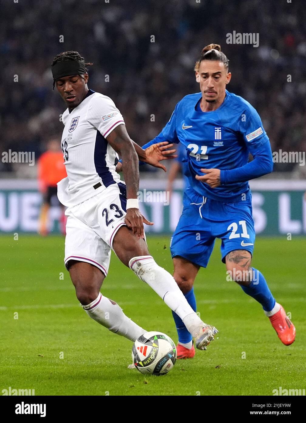 L'anglaise Noni Madueke (à gauche) et le grec Konstantinos Tsimikas s'affrontent pour le ballon lors du match du Groupe B2 de l'UEFA au stade olympique d'Athènes en Grèce. Date de la photo : jeudi 14 novembre 2024. Banque D'Images