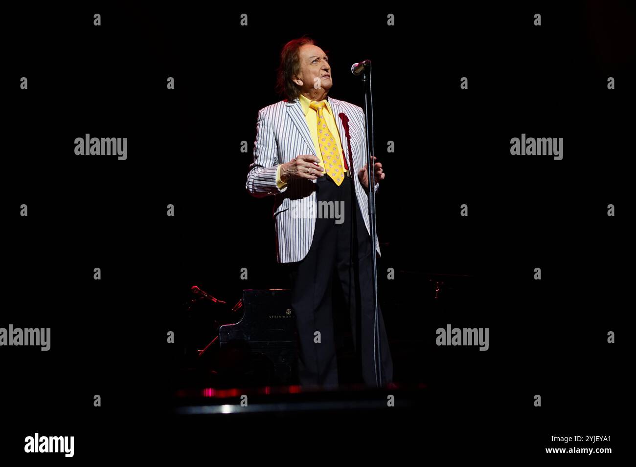 Ken Dodd se produisant au lieu Cymru en août 2016. Banque D'Images
