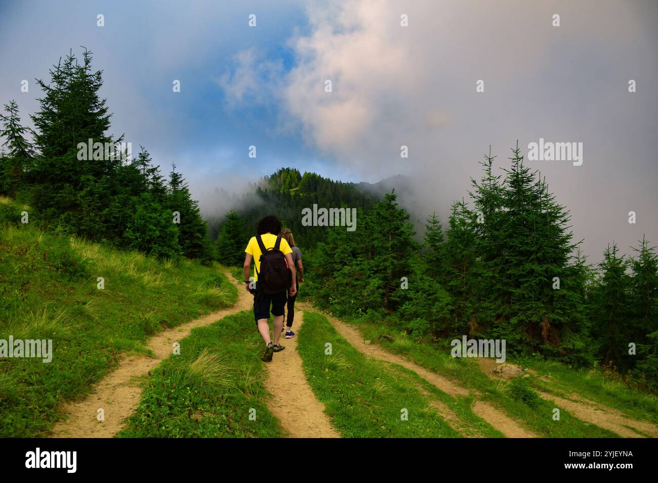 Groupe de randonneurs expérimentés randonnée dans les belles montagnes de Kackarlar (chaîne de montagnes de Kaçkar), route populaire, Turquie. Itinéraire de randonnée du plateau de Pokut. Banque D'Images