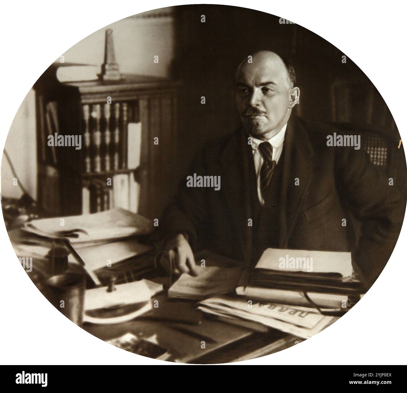 Vladimir Ilych Lénine dans son cabinet de travail au Kremlin. Moscou. 4 octobre 1922. Musée : Archives du film et de la photo russes, Krasnogorsk. Auteur : Pyotr Adolfovich Otsup. Copyright : cette œuvre n'est pas dans le domaine public. Il est de votre responsabilité d'obtenir toutes les autorisations de tiers nécessaires auprès du gestionnaire de droits d'auteur dans votre pays avant la publication. Banque D'Images