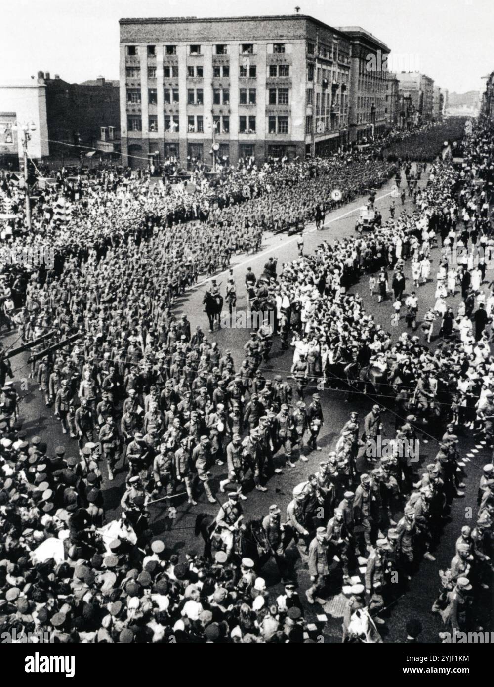 Une colonne de prisonniers de guerre allemands à Moscou, le 17 juillet 1944. Musée : © Gracieuseté de Dmitri Baltermants. Copyright : Cette oeuvre n'est pas dans le domaine public. Il est de votre responsabilité d'obtenir toutes les autorisations de tiers les droits d'auteur dans votre pays avant publication. Banque D'Images