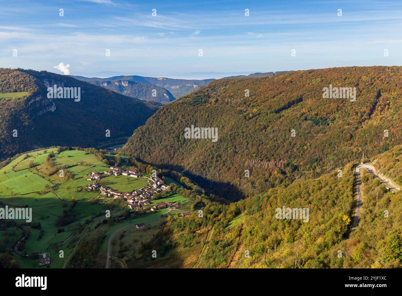 Oncieu, Bugey, Ain, France. Appelé localement le 'diamant du Bugey', un village pittoresque et classé qui a la particularité d'être construit i. Banque D'Images