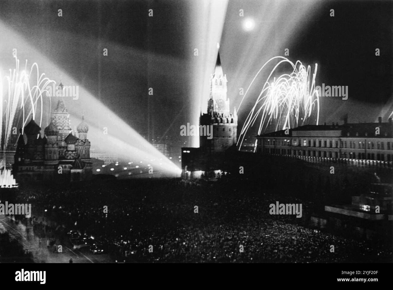 D'artifice, fête de la Victoire, Moscou, le 9 mai 1945. Musée : © Gracieuseté de Dmitri Baltermants. Copyright : Cette oeuvre n'est pas dans le domaine public. Il est de votre responsabilité d'obtenir toutes les autorisations de tiers les droits d'auteur dans votre pays avant publication. Banque D'Images