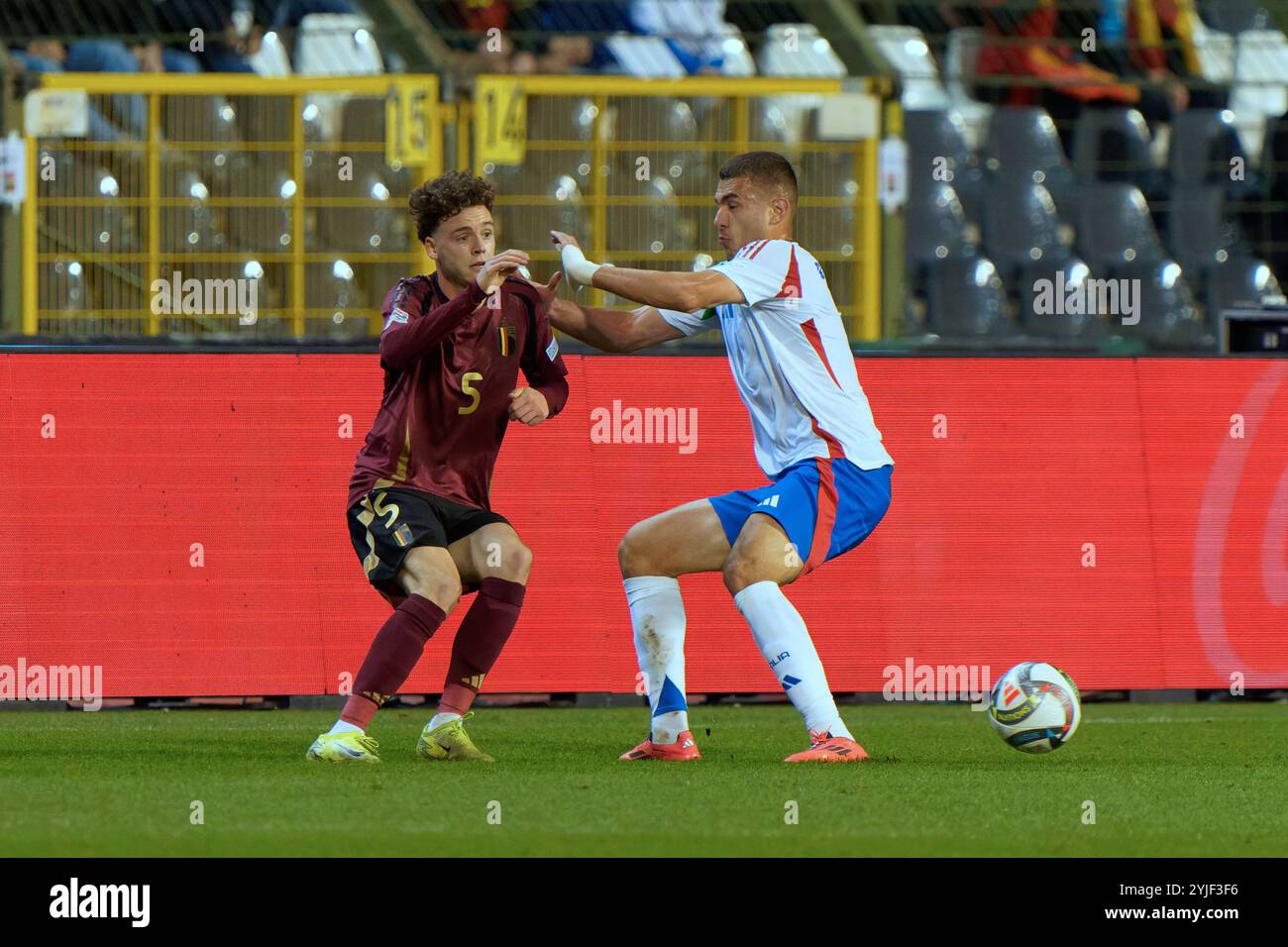 Maxim de Cuyper, de Belgique, en action contre Alessandro Buongiorno, d'Italie, lors du match de football UEFA Nations Leage à Brussel, Belgique, le 14 novembre 2024 Banque D'Images