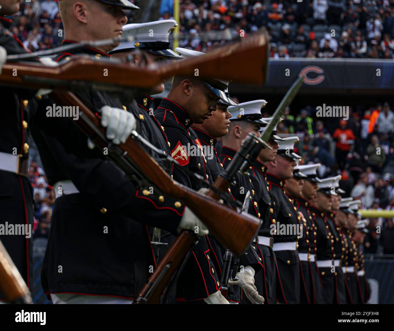 Les Marines avec le U.S. Marine corps Silent Drill Platoon exécutent la séquence « longue ligne » lors d'un spectacle de mi-temps au match de football des Chicago Bears vs New England Patriots au Soldier Field à Chicago, Ill., le 10 novembre 2024. Au cours du mois de novembre, la National Football League honore les militaires avec des matchs Salute to Service du Silent Drill Platoon joués devant des dizaines de milliers de spectateurs aux Bears de Chicago contre les Patriots de la Nouvelle-Angleterre. (Photo du corps des Marines des États-Unis par le caporal Iyer P. Ramakrishna) Banque D'Images