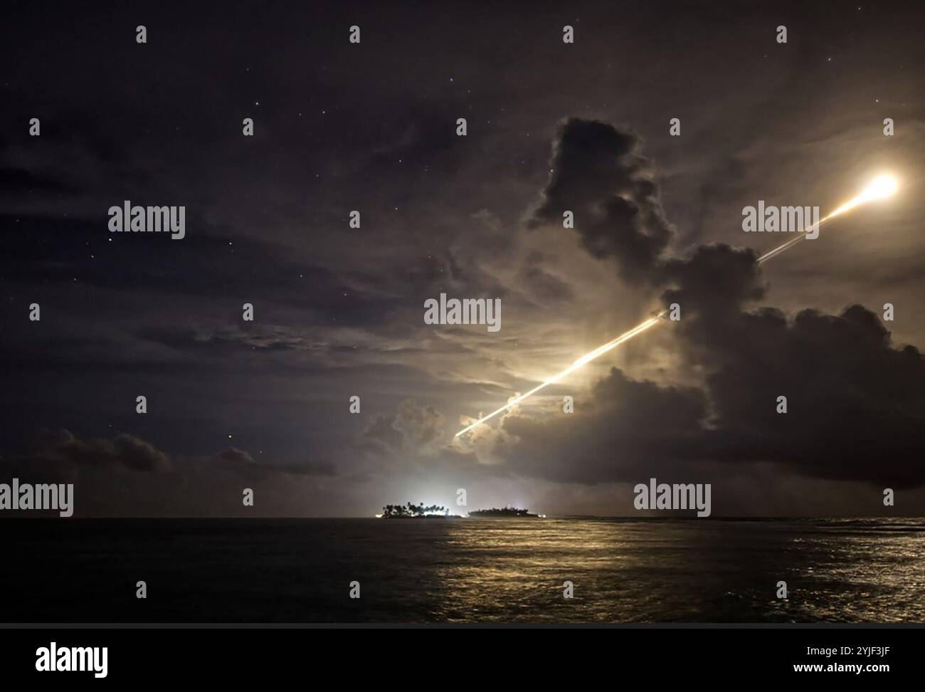 Le site d’essai de défense contre les missiles balistiques Ronald Reagan, ou RTS, suit un missile balistique intercontinental non armé Minuteman III Nov. 5 depuis la base aérienne de Vandenberg, en Californie, pendant le test opérationnel Glory Trip-251 du Global Strike Command de l’Air Force. Les capteurs de la RTS à l'atoll de Kwajalein, République des Îles Marshall, situé à 2 300 miles au sud-ouest d'Hawaï, sont contrôlés au RTS Operations Center-Huntsville, ou ROC-H, situé à 6 500 miles de Kwajalein à Huntsville, Alabama. (Photo de l'armée américaine) Banque D'Images