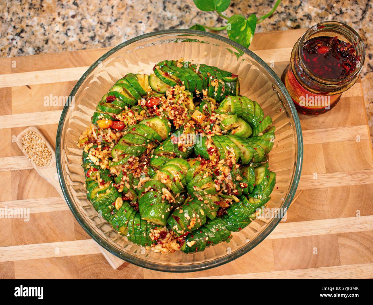 Salade asiatique épicée au concombre en spirale Banque D'Images