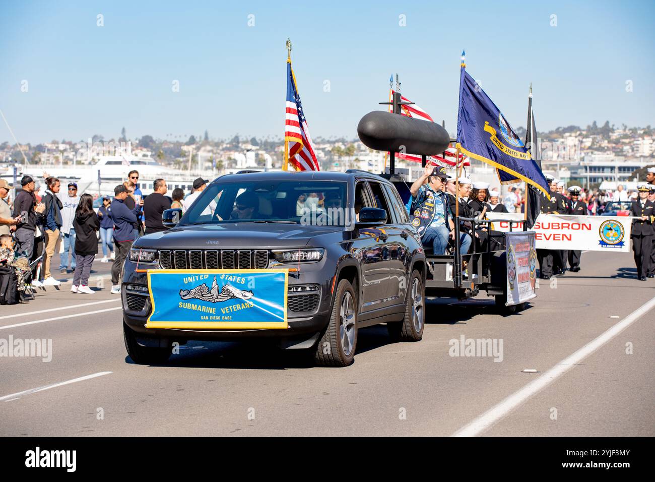 241111-N-SS900-1013 SAN DIEGO (11 novembre 2024) la Naval Submarine League et les marins affectés au commandant de l'escadron de sous-marins (CSS) 11 participent au défilé des vétérans de San Diego 2024 pendant la Fleet week San Diego, 11 novembre 2024. Fleet week San Diego est une occasion pour les résidents et les touristes de San Diego de rencontrer leurs équipes de la Marine, du corps des Marines et des garde-côtes et de découvrir les services maritimes américains. CSS-11, qui abrite quatre sous-marins d'attaque rapide de classe Los Angeles, capables de soutenir diverses missions, y compris : la guerre anti-sous-marine, la guerre anti-navire, la guerre de grève et intel Banque D'Images