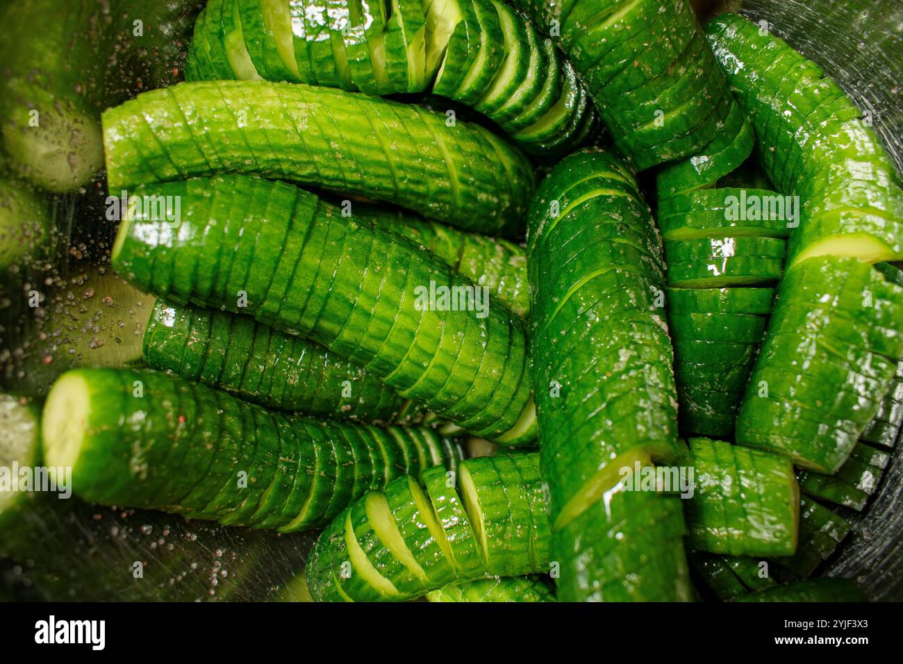 Salade asiatique épicée au concombre en spirale Banque D'Images