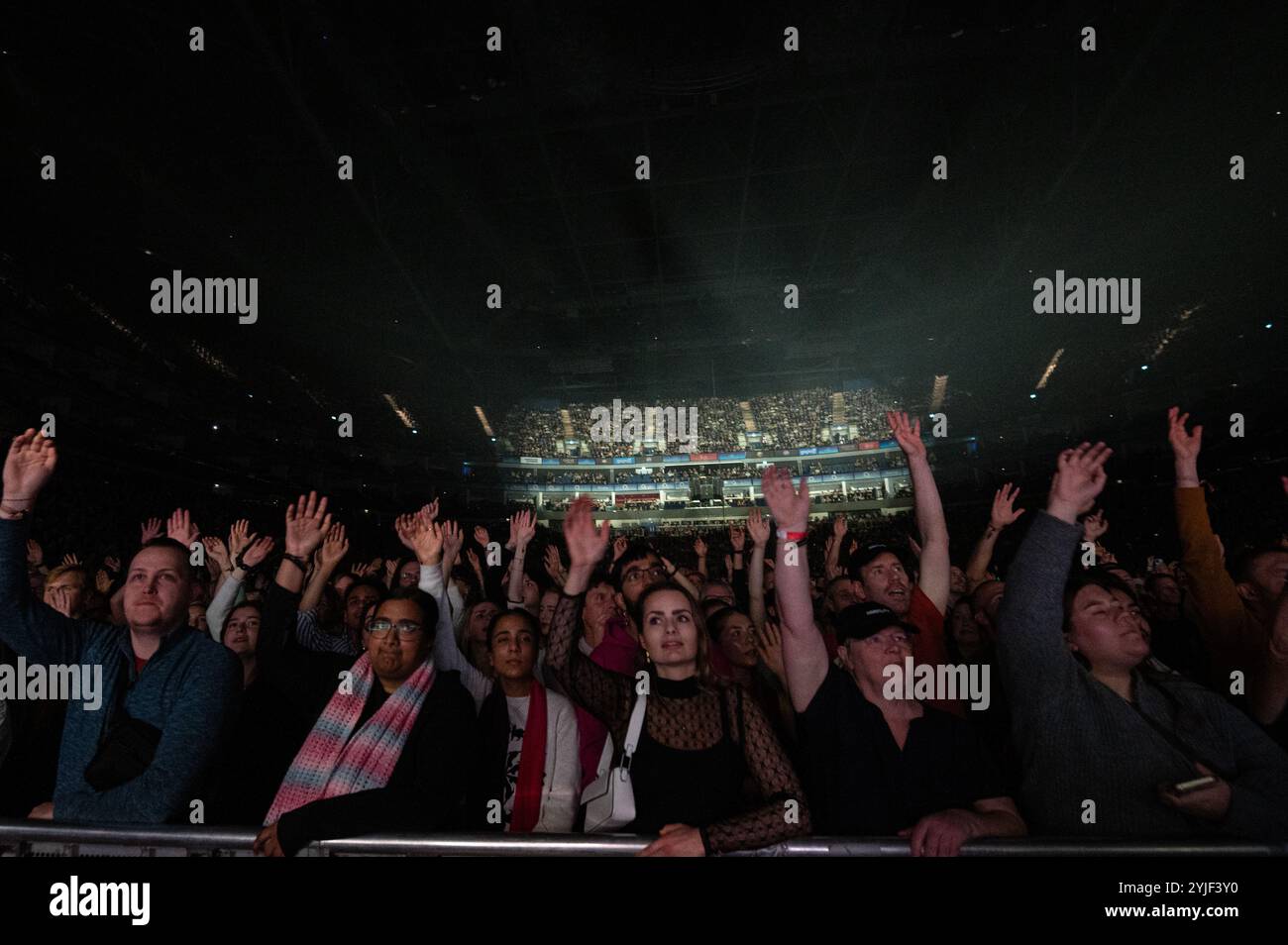 Londres, Royaume-Uni. 14 novembre 2024. London Grammar se produisant lors de « The Greatest Love Arena Tour » à l’O2, Londres. Crédit : John Barry/Alamy Live News Banque D'Images Londres, Royaume-Uni. 14 novembre 2024. London Grammar se produisant lors de « The Greatest Love Arena Tour » à l’O2, Londres. Crédit : John Barry/Alamy Live News Banque D'Images