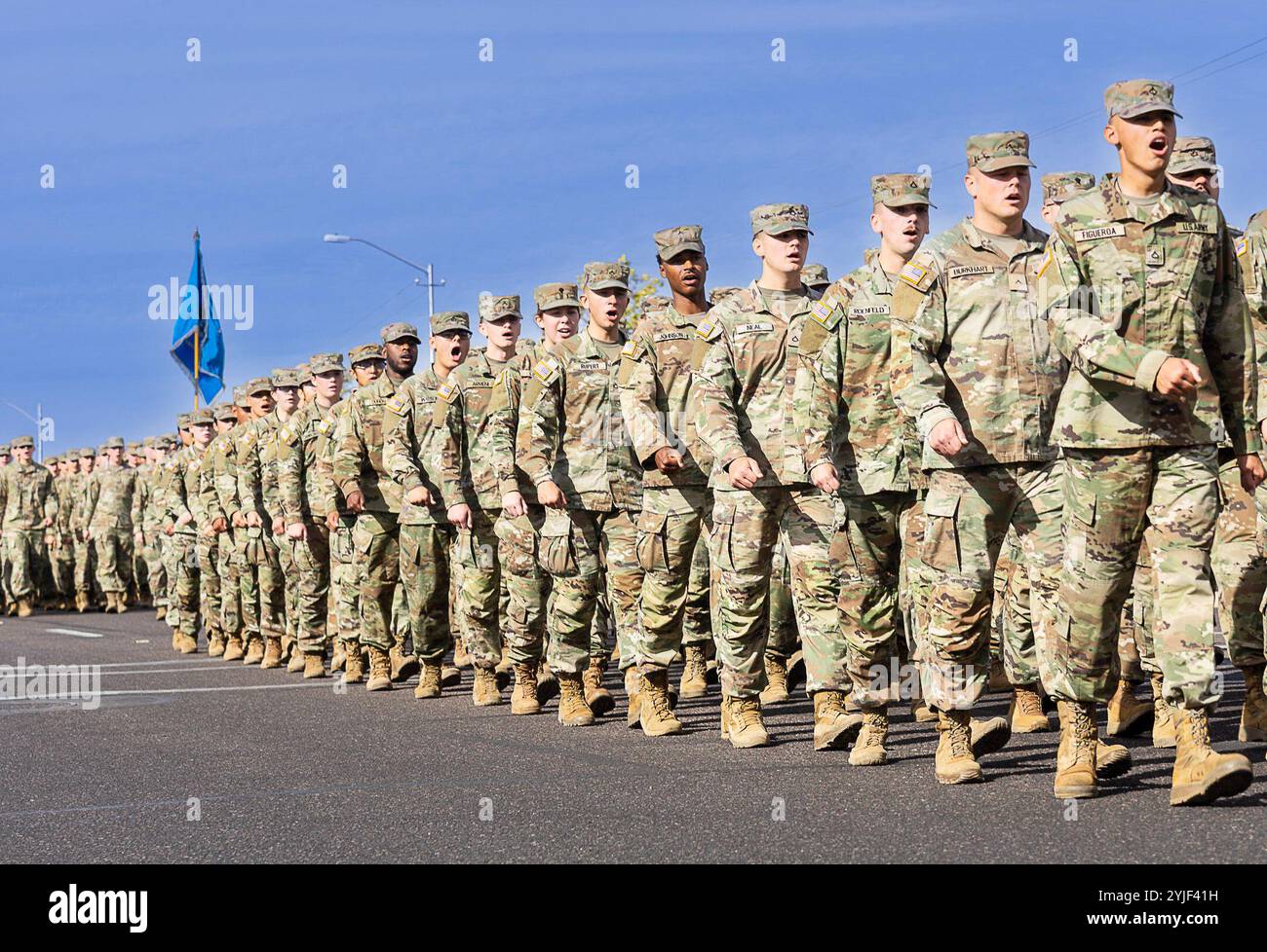 Le 11 novembre 2024, des soldats du fort Huachuca ont participé à la 29e parade annuelle de la Journée des anciens combattants de la ville de Sierra Vista. Les spectateurs ont renoncé et acclamé alors que les troupes défilaient, et des jets ont volé au-dessus en l'honneur de nos vétérans. Banque D'Images