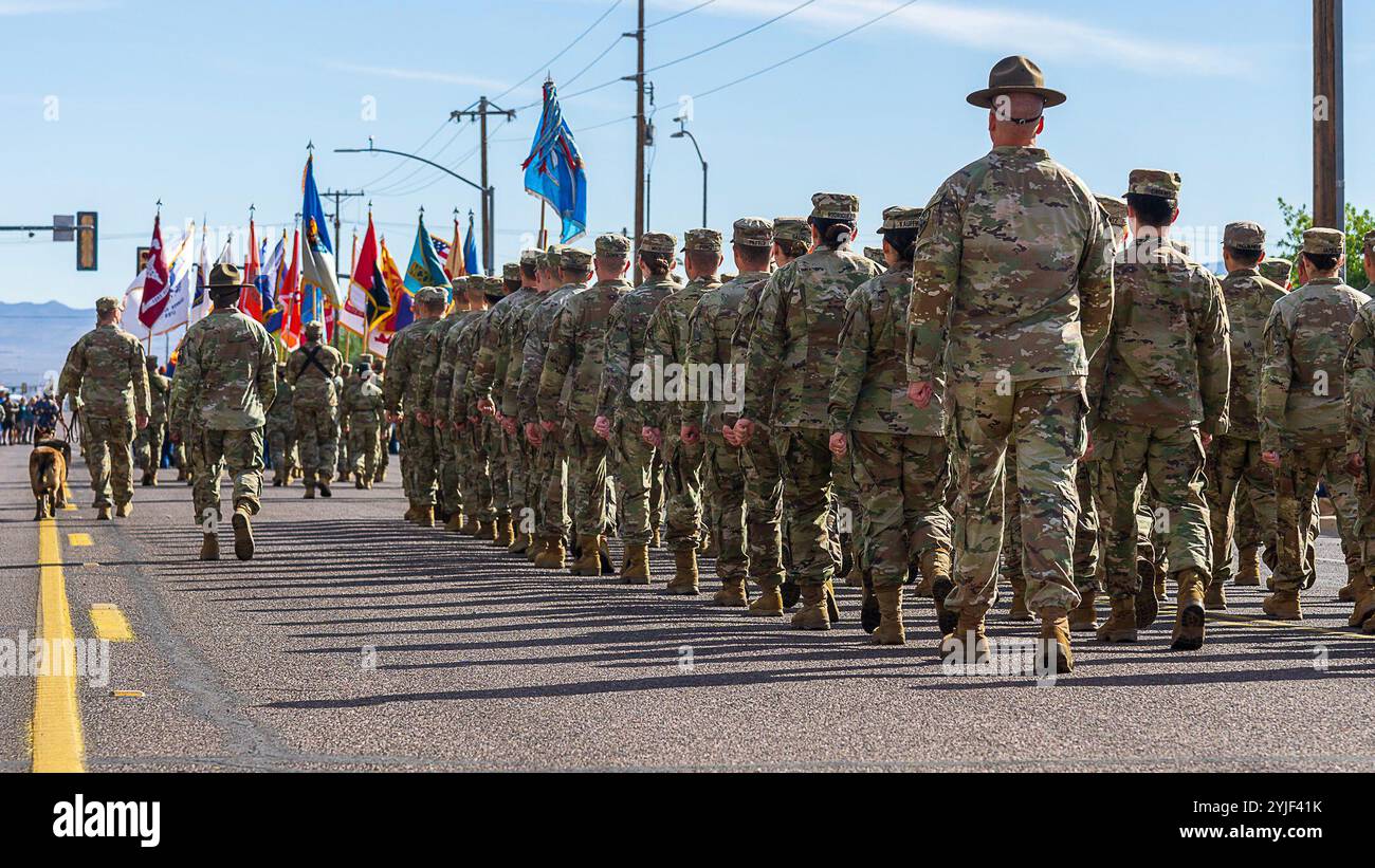 Le 11 novembre 2024, des soldats du fort Huachuca ont participé à la 29e parade annuelle de la Journée des anciens combattants de la ville de Sierra Vista. Les spectateurs ont renoncé et acclamé alors que les troupes défilaient, et des jets ont volé au-dessus en l'honneur de nos vétérans. Banque D'Images