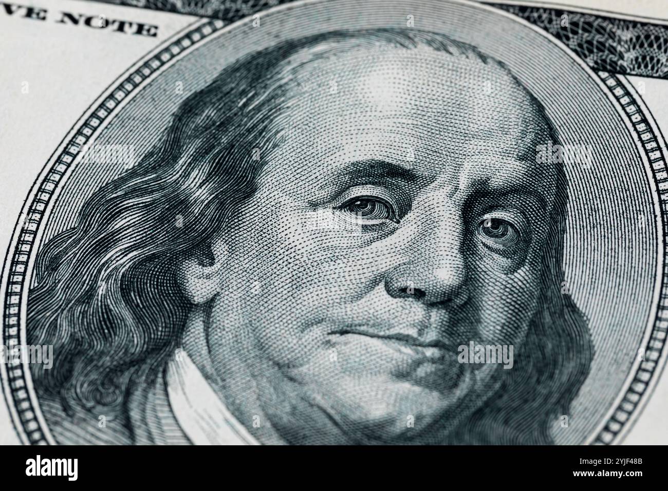 Gros plan de l'œil sur un billet de 100 dollars. Finance, inflation et concept de richesse. Banque D'Images