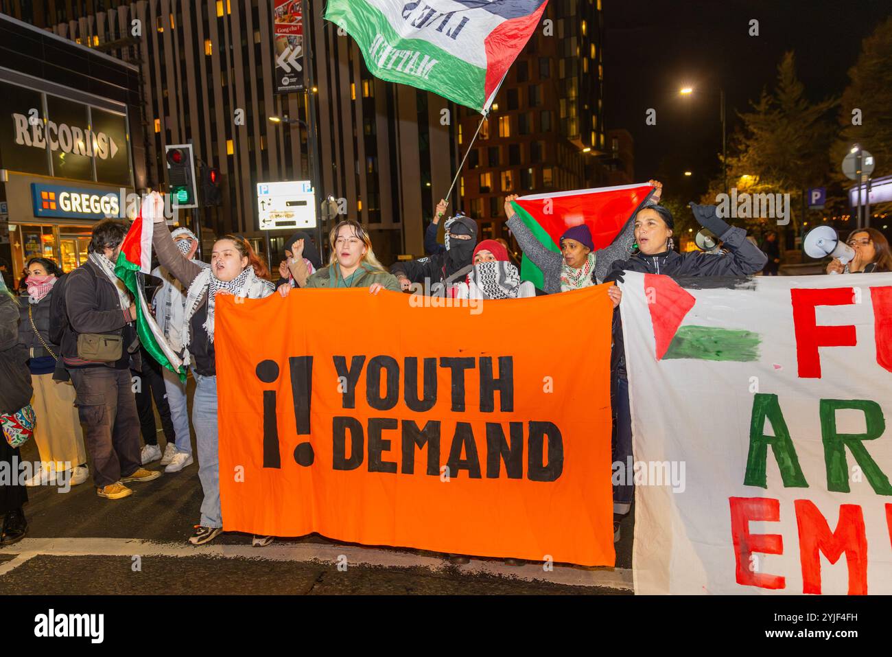 Leeds, Royaume-Uni. 14 NOV. 2024. 40 militants, aux côtés du groupe Youth Demand, ont bloqué Merrion St dans le centre de Leeds. Déclenchant des fusées éclairantes vertes, les manifestants sont restés sur la route pendant environ 25 minutes jusqu'à ce qu'une section 14 soit mise en place à 18h25 par la police du West Yorkshire, point auquel les manifestants se sont déplacés sur le trottoir avant de se disperser, aucune arrestation n'a été faite. Crédit Milo Chandler/Alamy Live News Banque D'Images