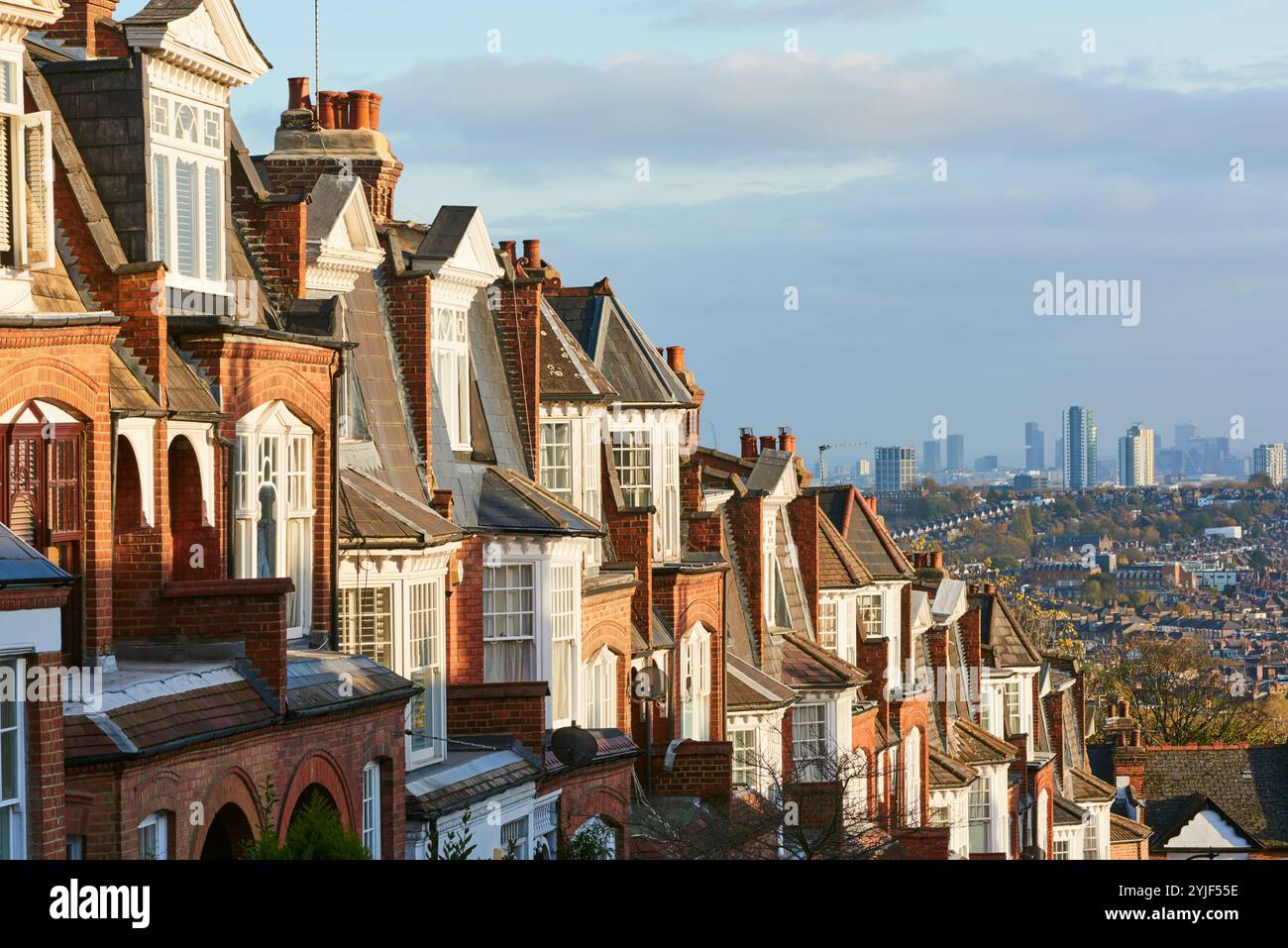 Muswell Hill, Londres Royaume-Uni, avec des maisons mitoyennes édouardiennes à Hillfield Park et des vues sur la ville Banque D'Images
