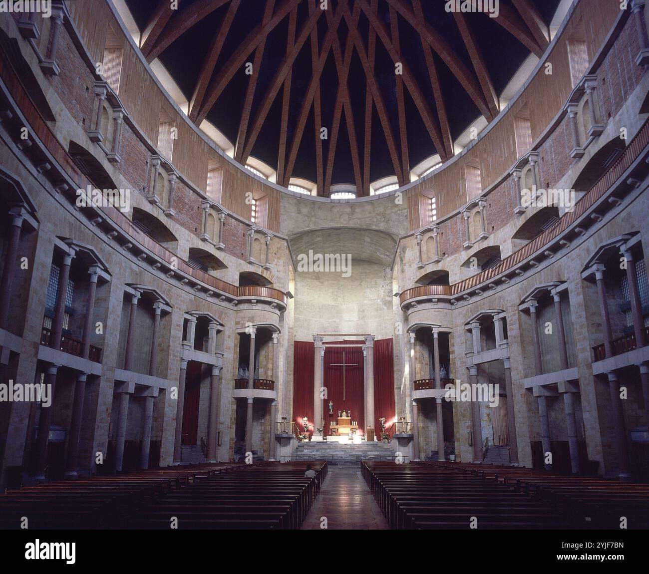 INTÉRIEUR DE LA IGLESIA 1946/1956. AUTEUR : MOYA BLANCO LUIS. Lieu : UNIVERSIDAD LABORAL. Gijón. ASTURIES. ESPAGNE. Banque D'Images