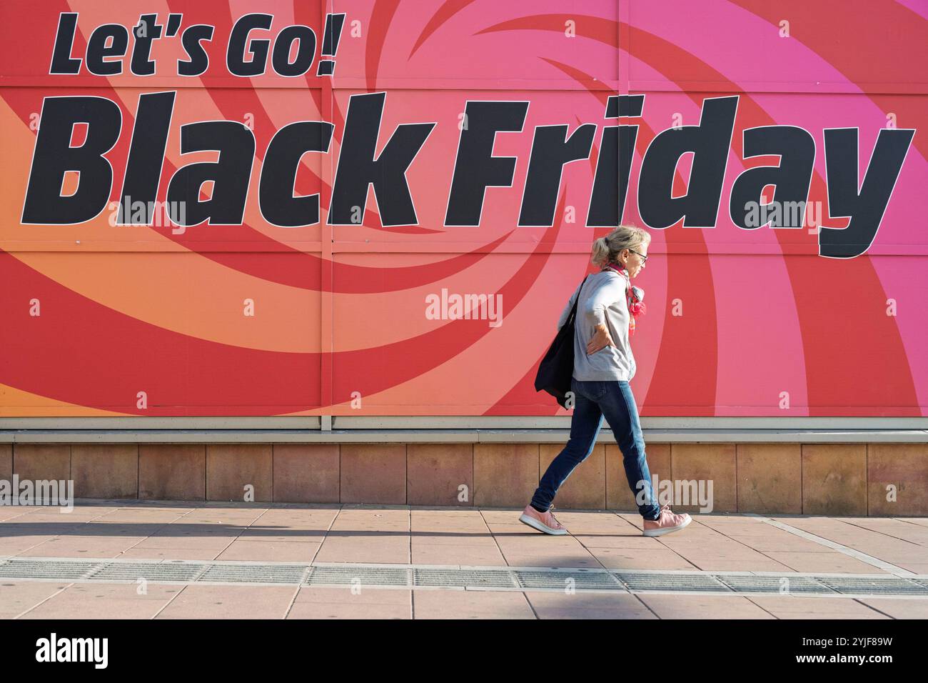 Madrid, Espagne. 14 novembre 2024. Un piéton passe devant une bannière faisant la promotion de la prochaine vente du vendredi fou et des offres de magasinage de fin d'année. (Photo de Xavi Lopez/SOPA images/Sipa USA) crédit : Sipa USA/Alamy Live News Banque D'Images