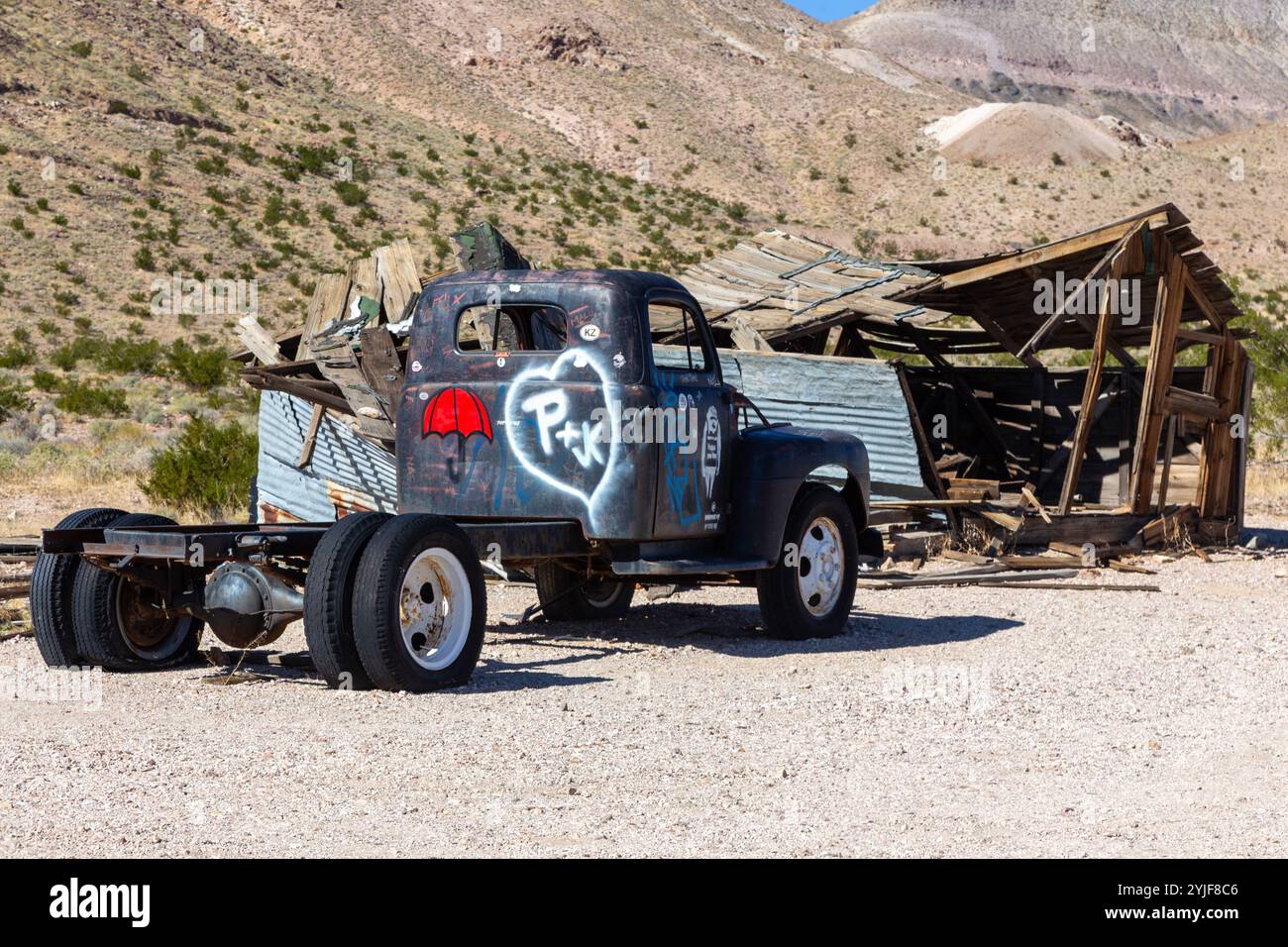 Graffiti peinte Wrecked Old Rusty Vintage Pickup Truck Classic View, Death Valley Desert, Rhyolite Gold Mining Ghost Town Open Air Museum, Nevada États-Unis Banque D'Images