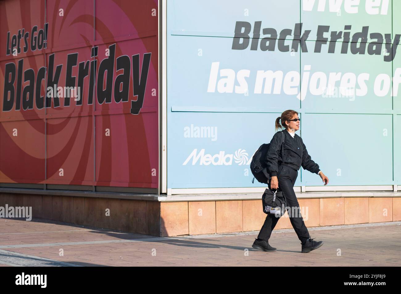 Madrid, Espagne. 9 novembre 2024. Un piéton passe devant une bannière faisant la promotion de la prochaine vente du vendredi fou et des offres de magasinage de fin d'année. (Crédit image : © Xavi Lopez/SOPA images via ZUMA Press Wire) USAGE ÉDITORIAL SEULEMENT! Non destiné à UN USAGE commercial ! Banque D'Images
