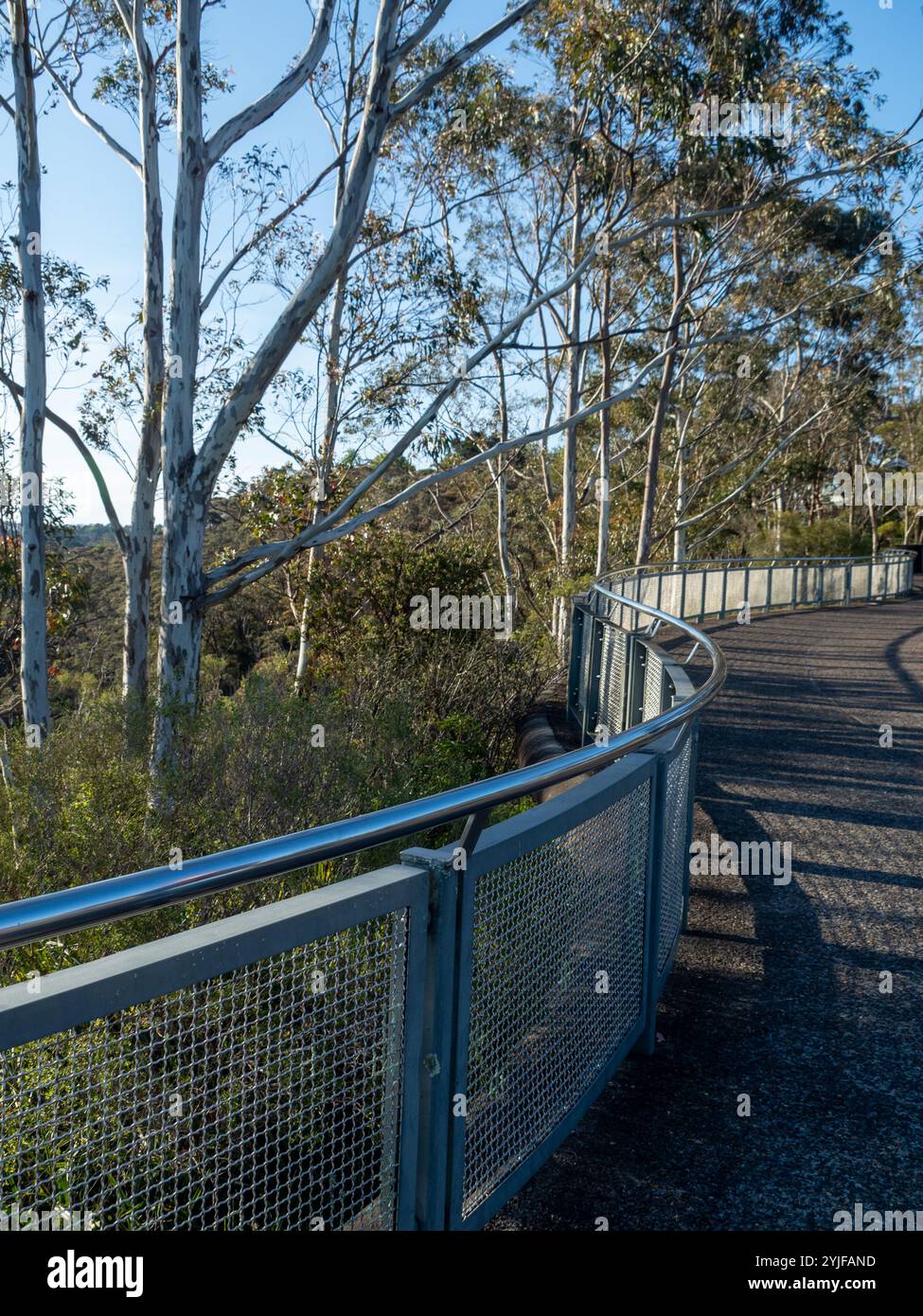 Un sentier sinueux à Echo point Lookout, lieu touristique populaire près des Three Sisters, Blue Mountains, Nouvelle-Galles du Sud, Australie Banque D'Images