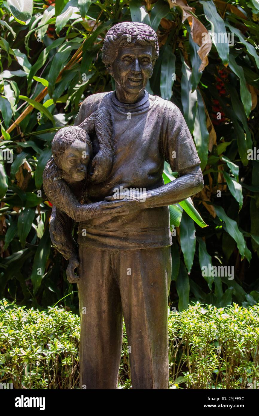 Jakarta indoensia Nov 3rd 2024 : la statue de Pauline Antoinette Adeline Schmutzer avec un orang-outan dans le Schmutzer Primate Center du zoo de Ragunan. Banque D'Images