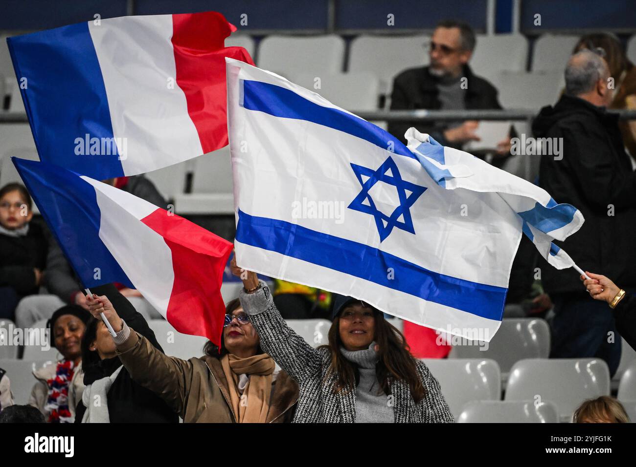 Saint Denis, France. 14 novembre 2024. Supporters arborant les drapeaux d'Israël et de la France lors du match de football UEFA Ligue des Nations, Ligue A, Groupe A2 entre la France et Israël le 14 novembre 2024 au stade de France à Saint-Denis près de Paris, France - photo Matthieu Mirville/DPPI crédit : DPPI Media/Alamy Live News Banque D'Images