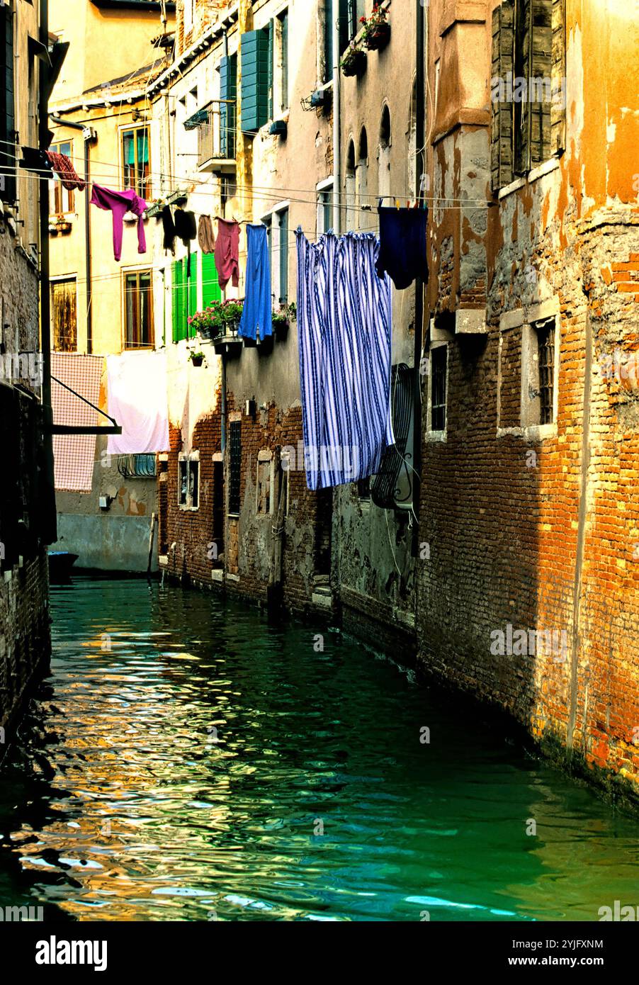 Architecture résidentielle et canal d'eau, Venise, Italie Banque D'Images