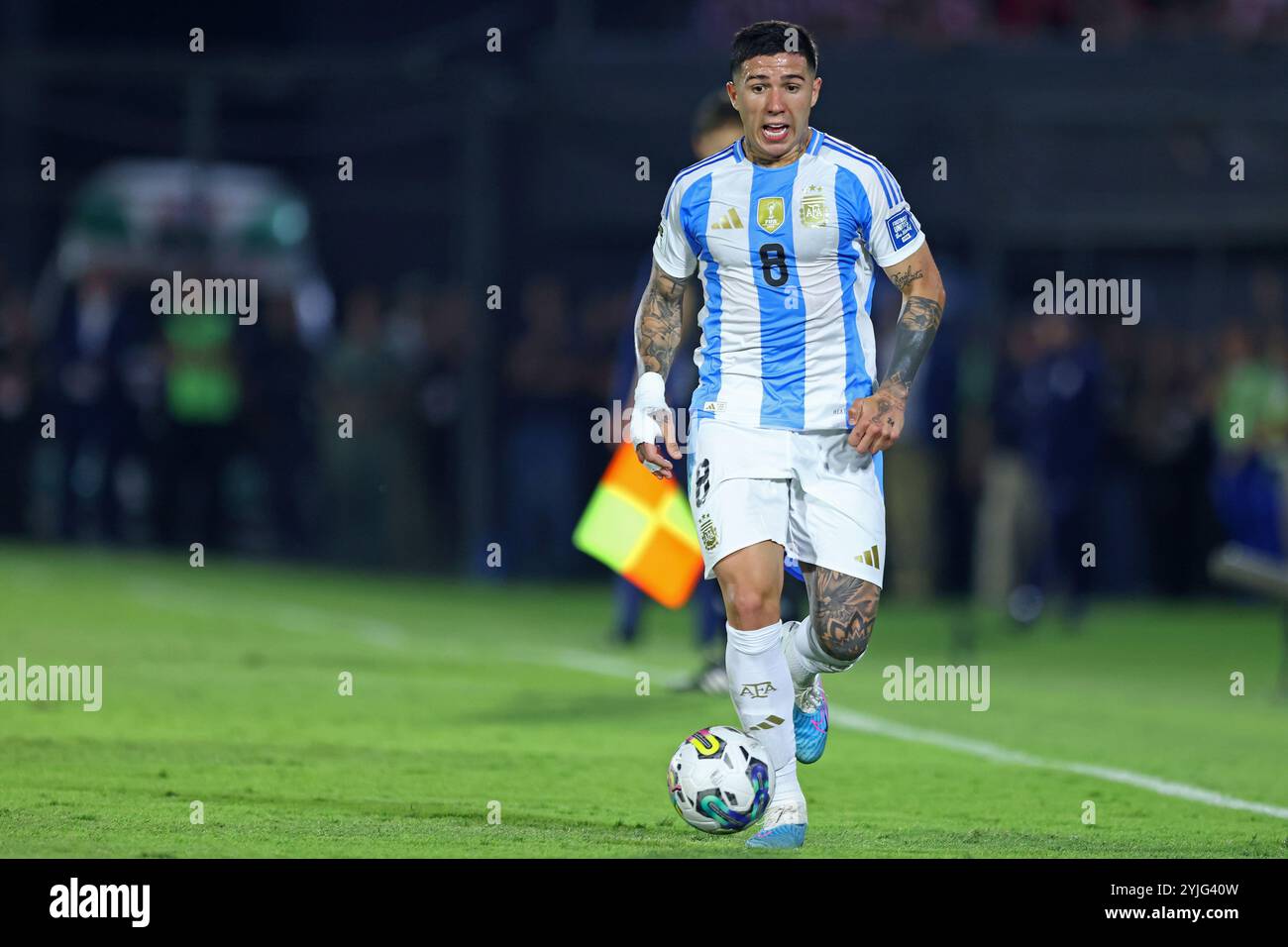Asuncion, Paraguay. 14 novembre 2024. Enzo Fernandez, de l'Argentine, contrôle le ballon pendant le match entre le Paraguay et l'Argentine pour la 11e manche des qualifications FIFA 2026, au stade Defensores del Chaco, à Asuncion, Paraguay, le 14 novembre 2024 photo : Diana Carrillo/DiaEsportivo/Alamy Live News crédit : DiaEsportivo/Alamy Live News Banque D'Images